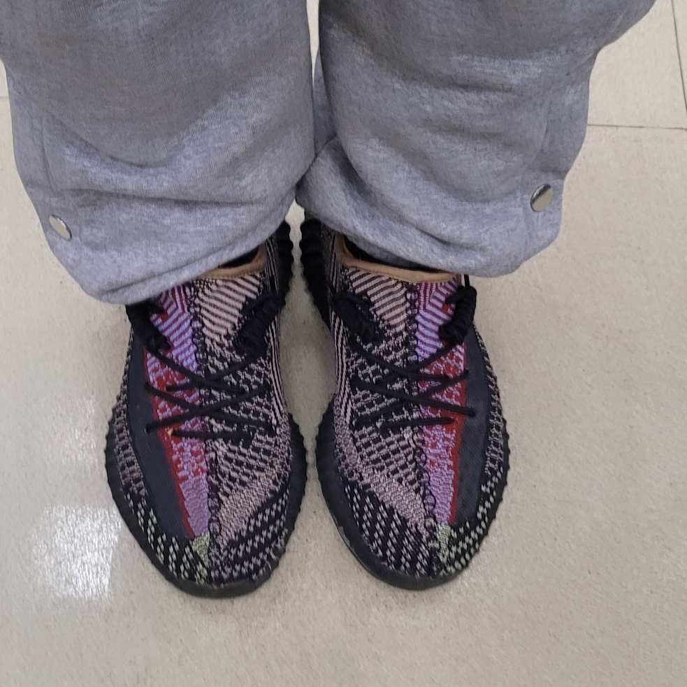 Adidas Yeezy Boost 350 V2 Yecheil - Non-Reflective 착용 스타일 - 2