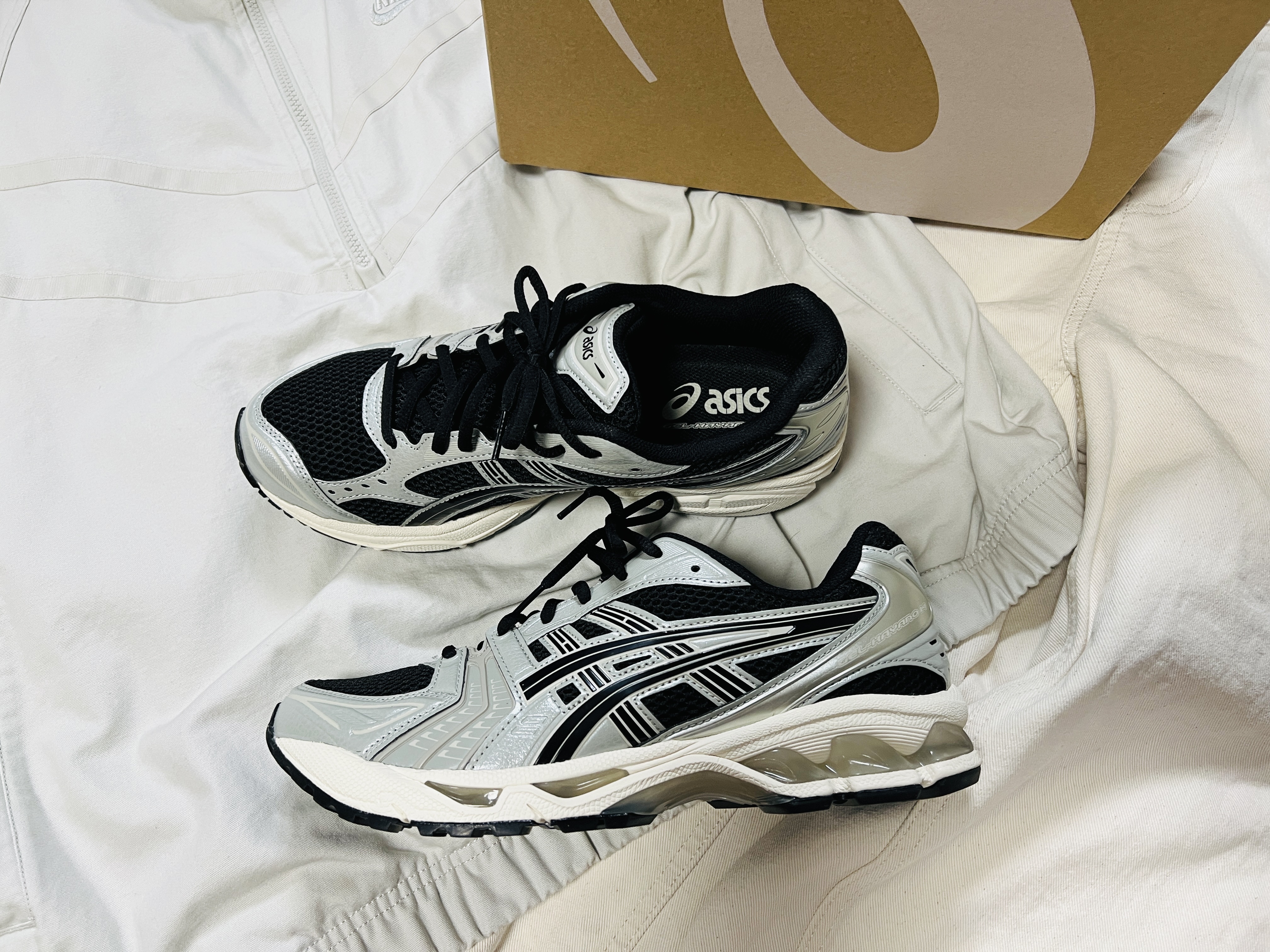Asics Gel-Kayano 14 Black Seal Grey 착용 스타일