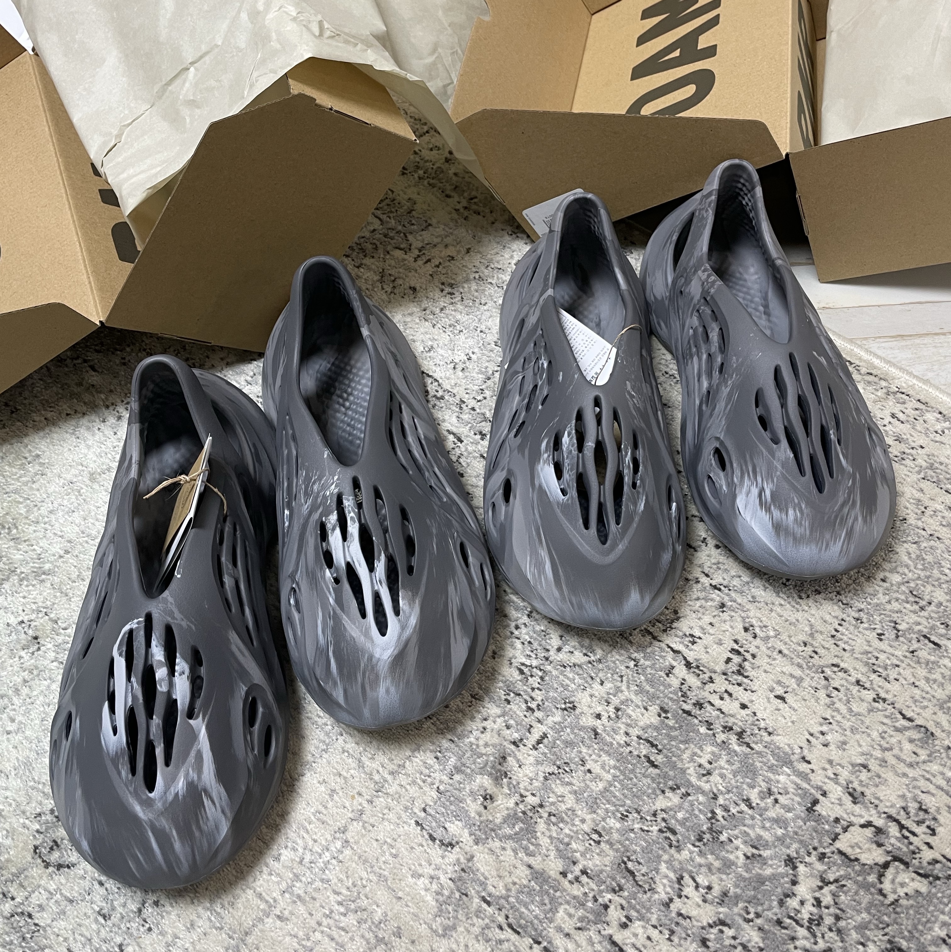 Adidas Yeezy Foam RNNR MX Granite 착용 스타일