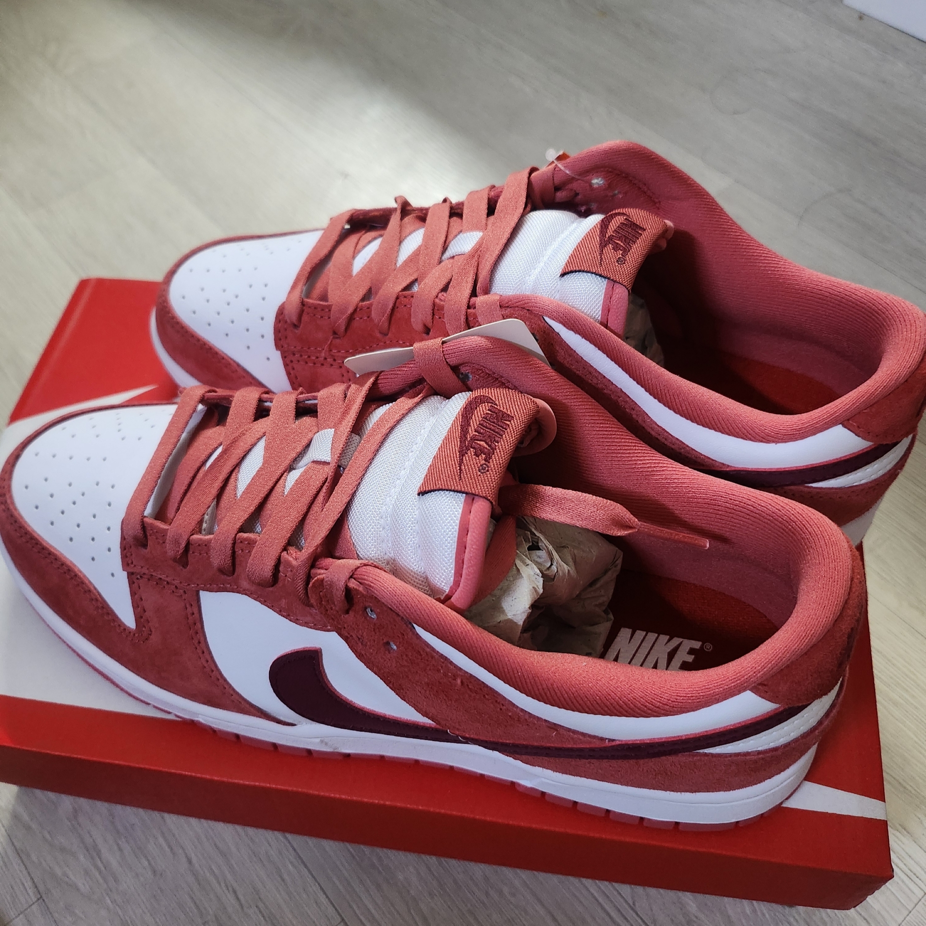 (W) Nike Dunk Low Valentine Day White Adobe 착용 스타일