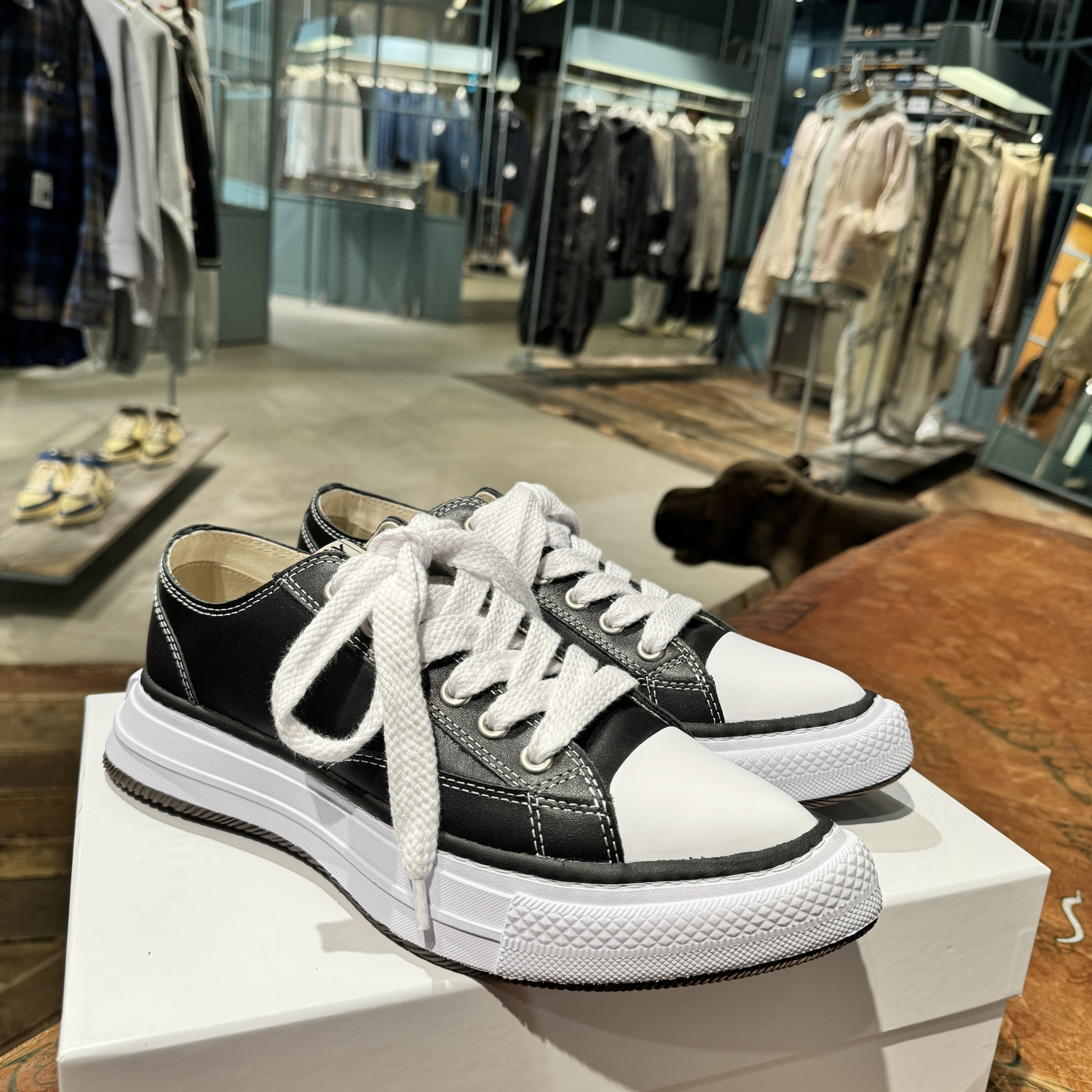 Maison Mihara Yasuhiro Yucca OG Sole Leather Low-top Sneaker Black 착용 스타일