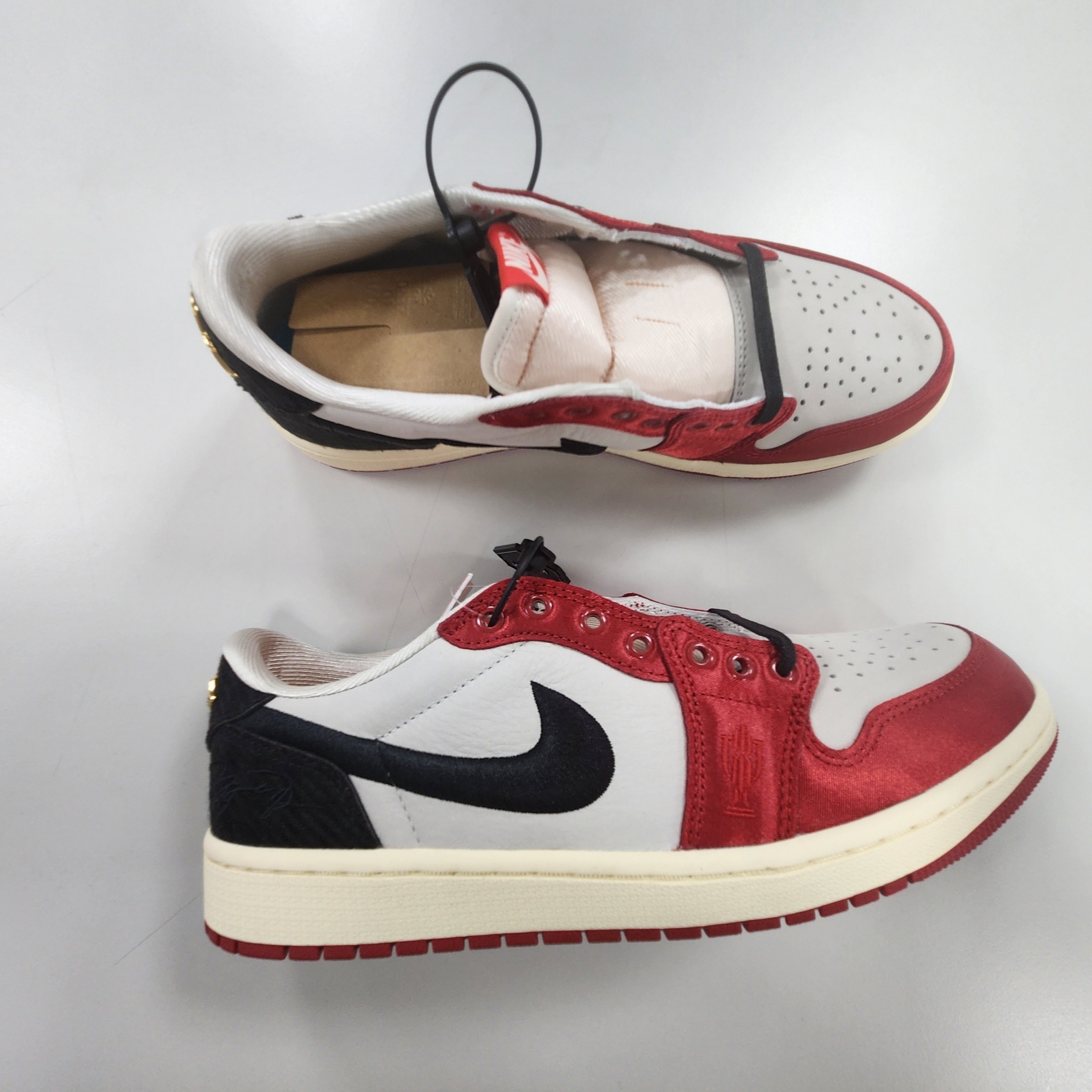 Jordan 1 x Trophy Room Retro Low OG SP Sail Varsity Red 착용 스타일 - 3