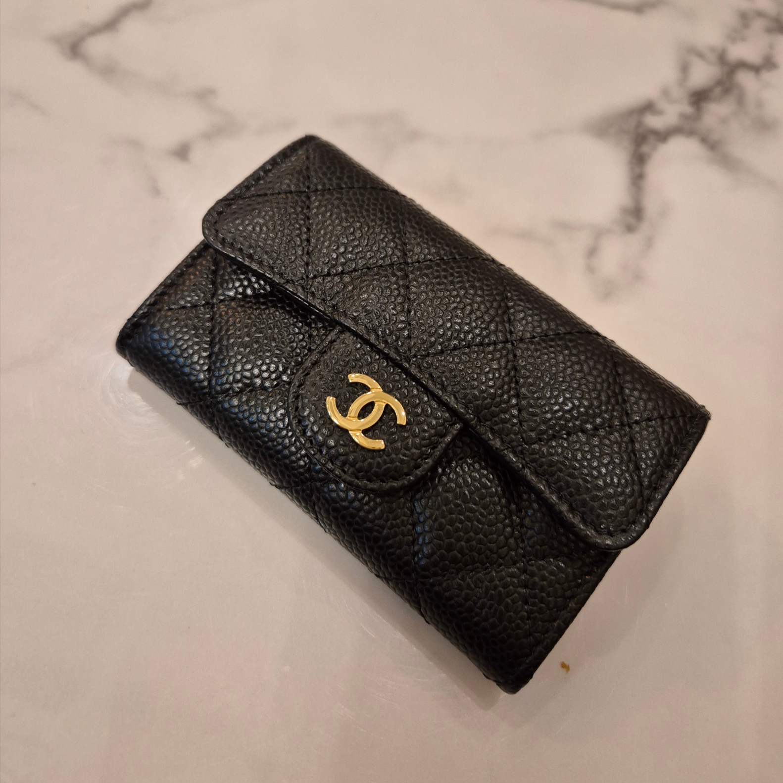 Chanel Classic Card Holder Grained Calfskin & Gold Black 착용 스타일 - 1