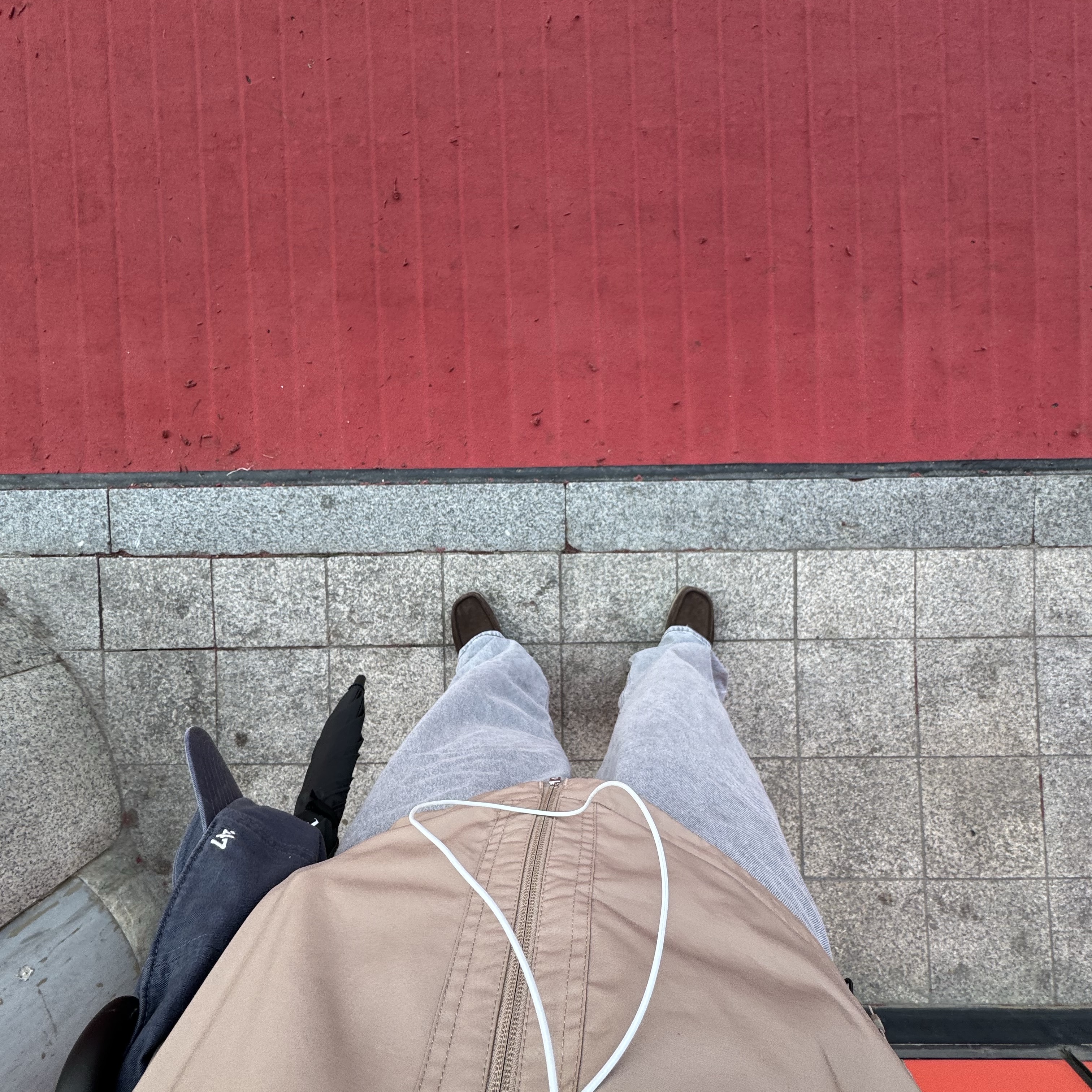 Clarks Wallabee Dark Brown Suede 착용 스타일 - 4