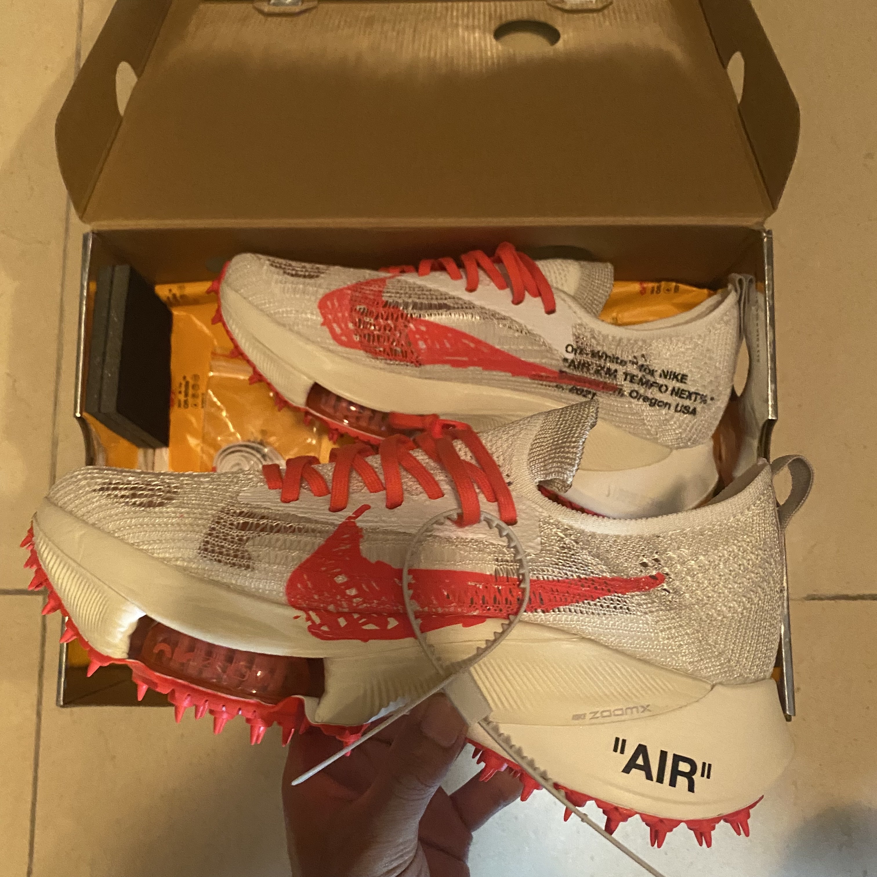 Nike x Off-White Air Zoom Tempo Next% Solar Red 착용 스타일