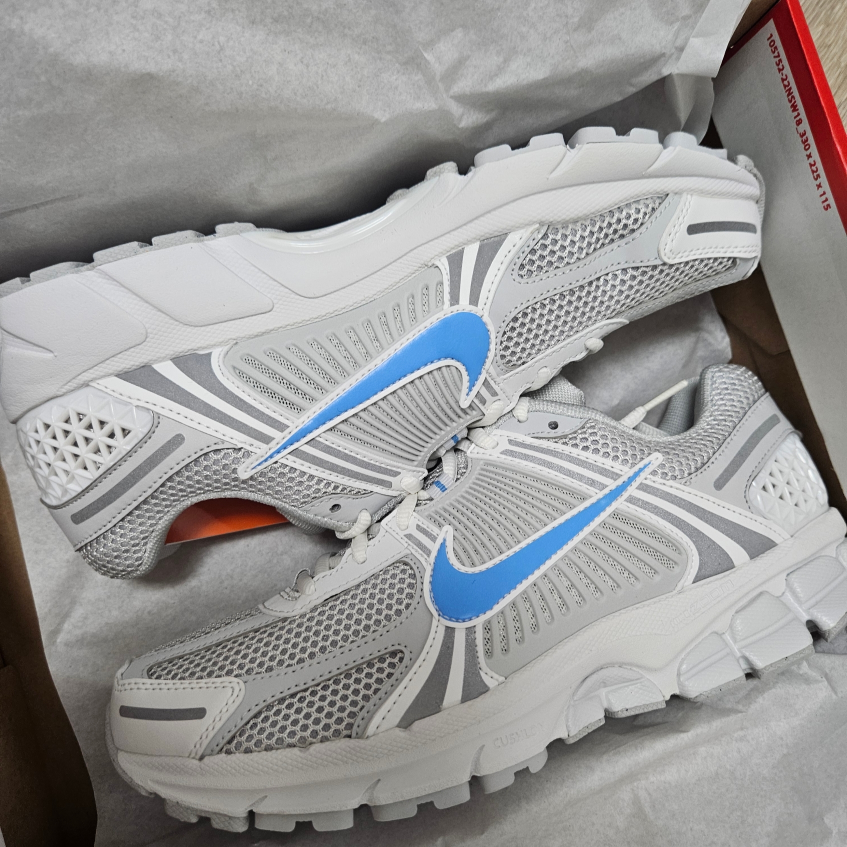 Nike Zoom Vomero 5 Photon Dust and University Blue 착용 스타일