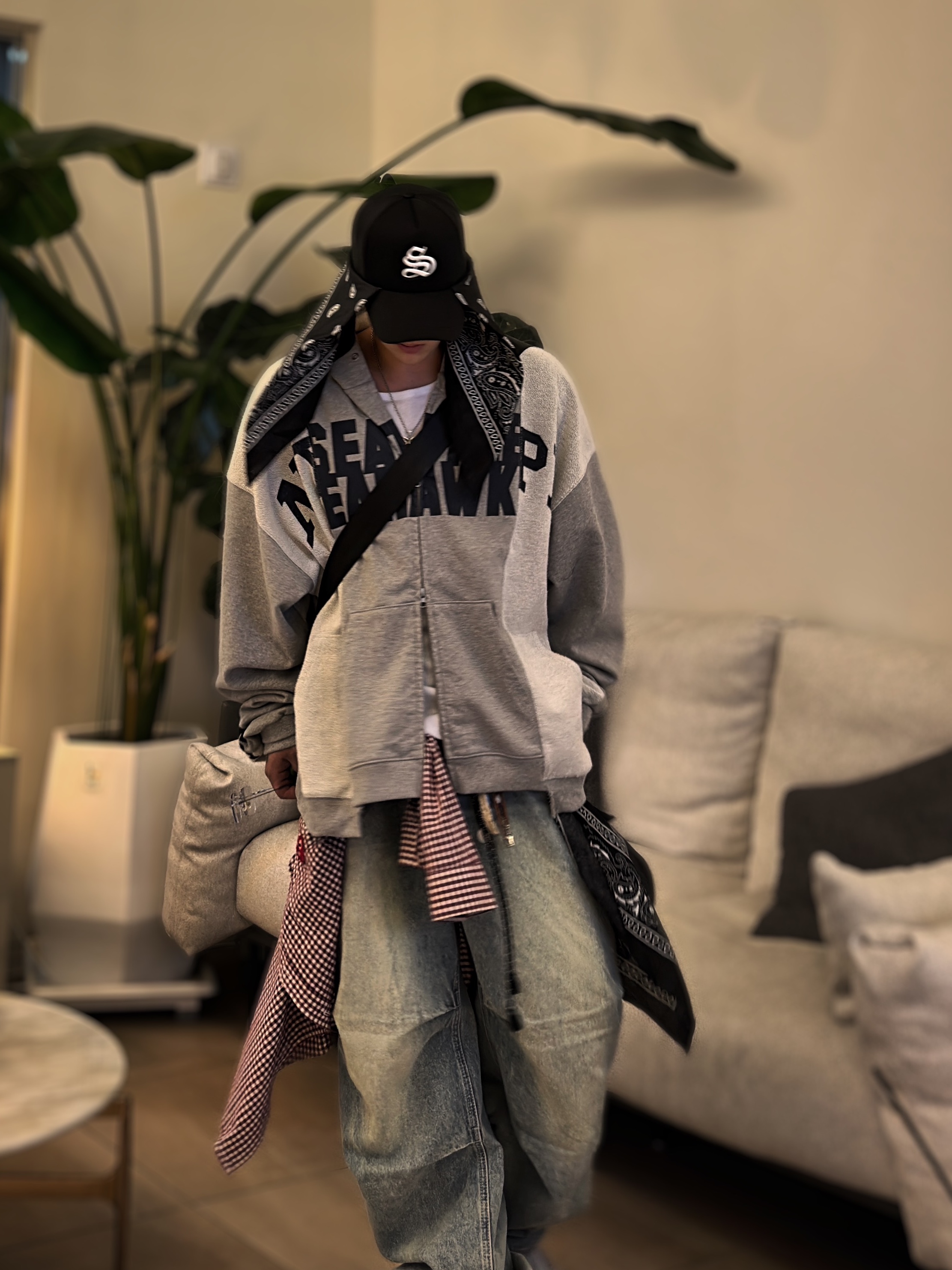 Balenciaga 10XL Sneakers White Black Grey 착용 스타일 - 3