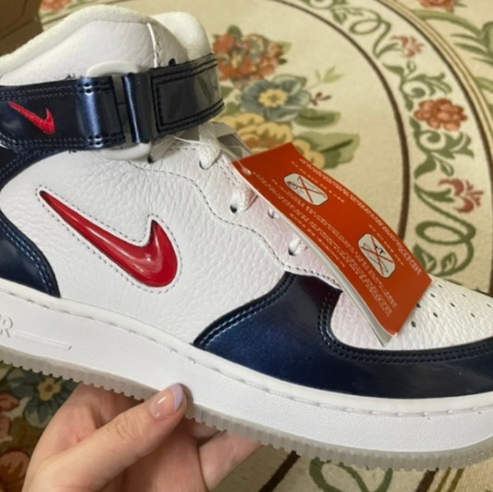 Nike Air Force 1 Mid QS University Red and Midnight Navy 착용 스타일