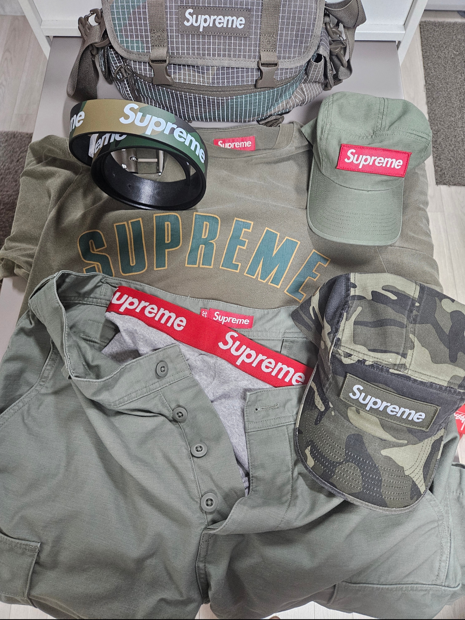 Supreme Cargo Pants Olive - 23FW, Supreme Military Camp Cap Olive - 24SS 착용 스타일 - 1