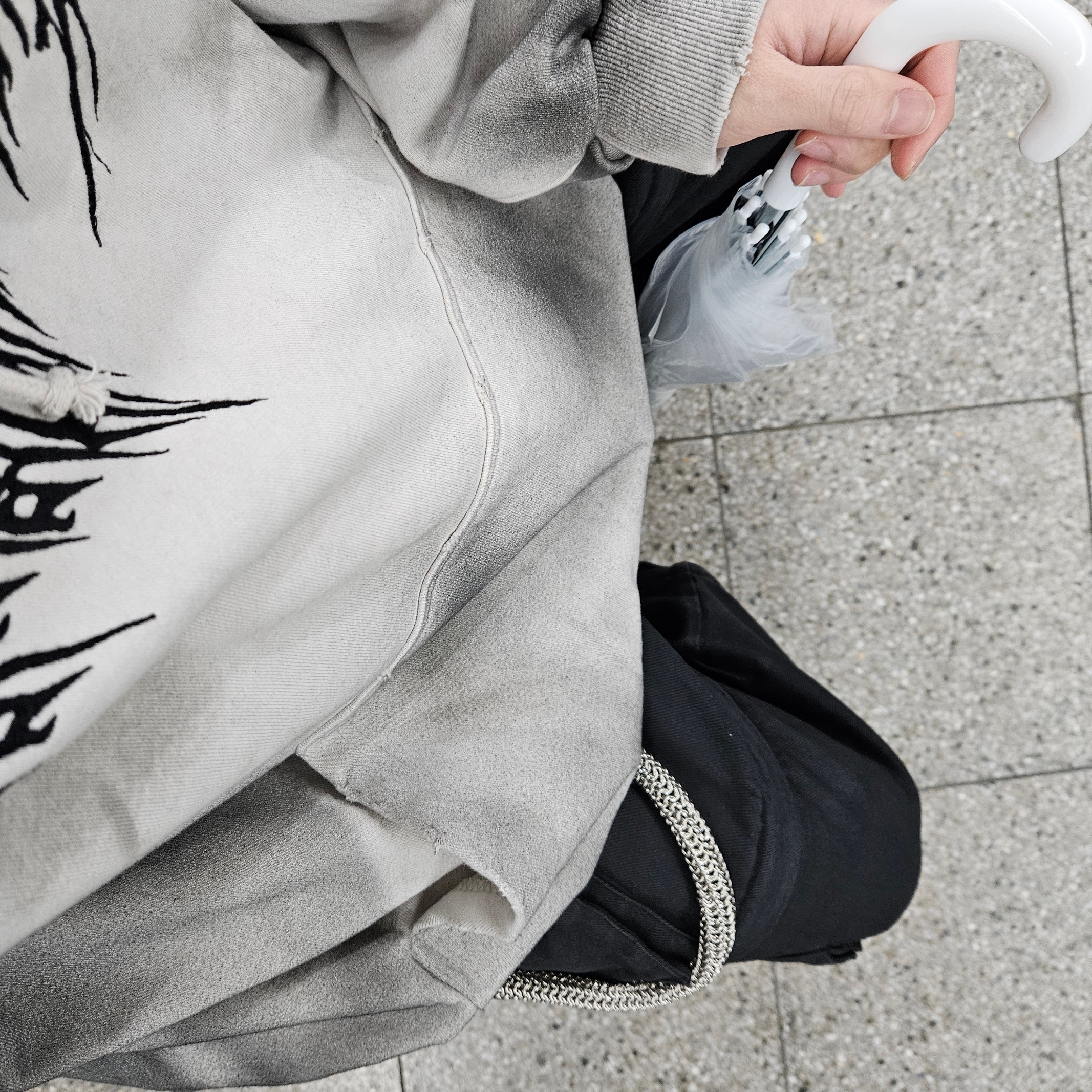 Project G/R Metalic Logo Hoodie Ivory 착용 스타일