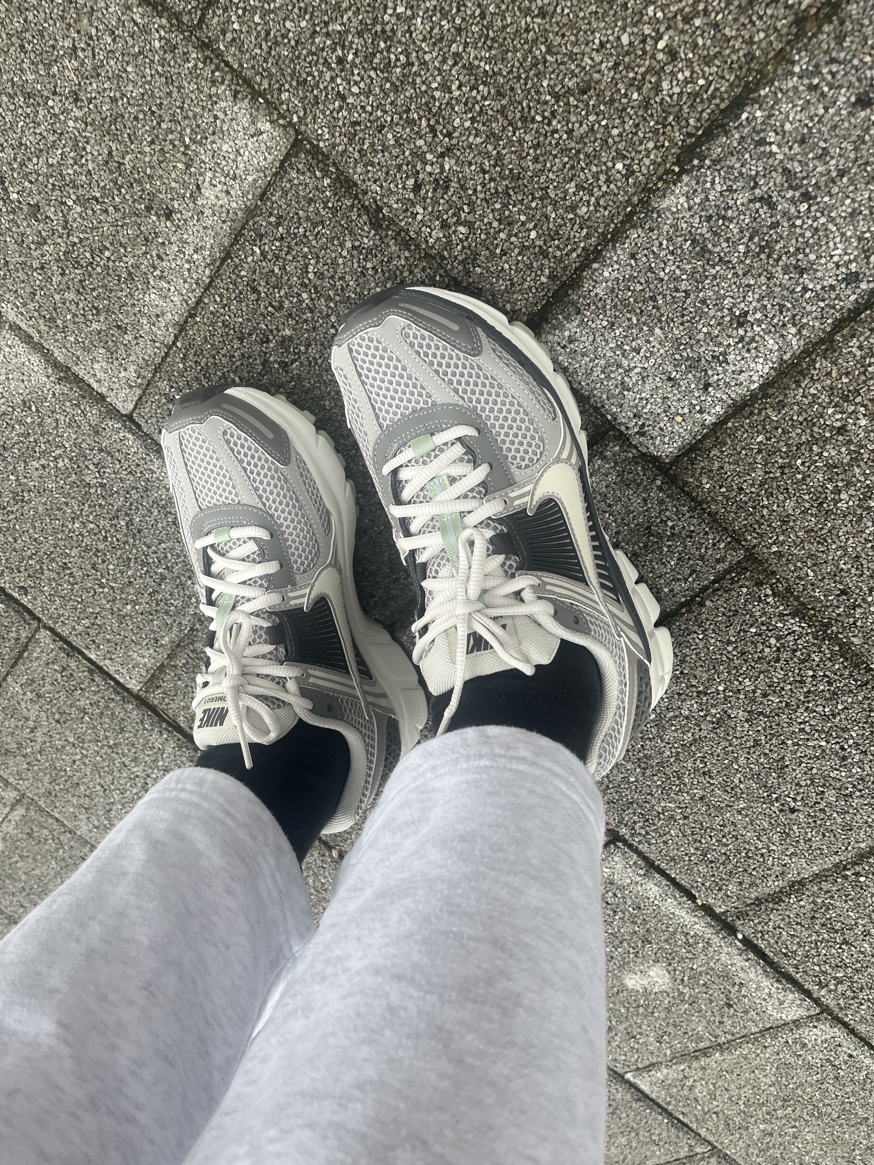 (W) Nike Zoom Vomero 5 Cobblestone and Flat Pewter 착용 스타일