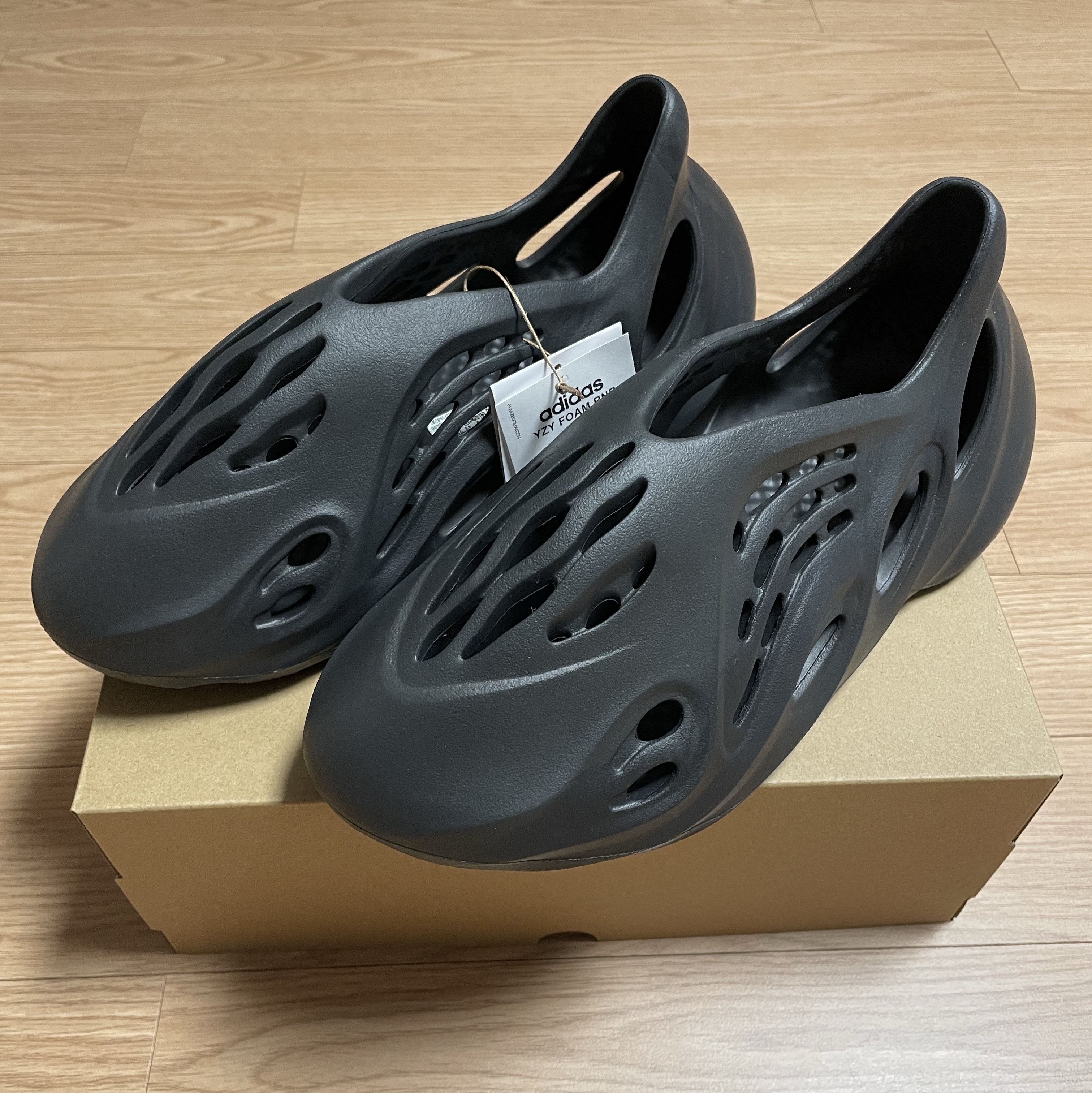 Adidas Yeezy Foam RNNR Onyx 착용 스타일