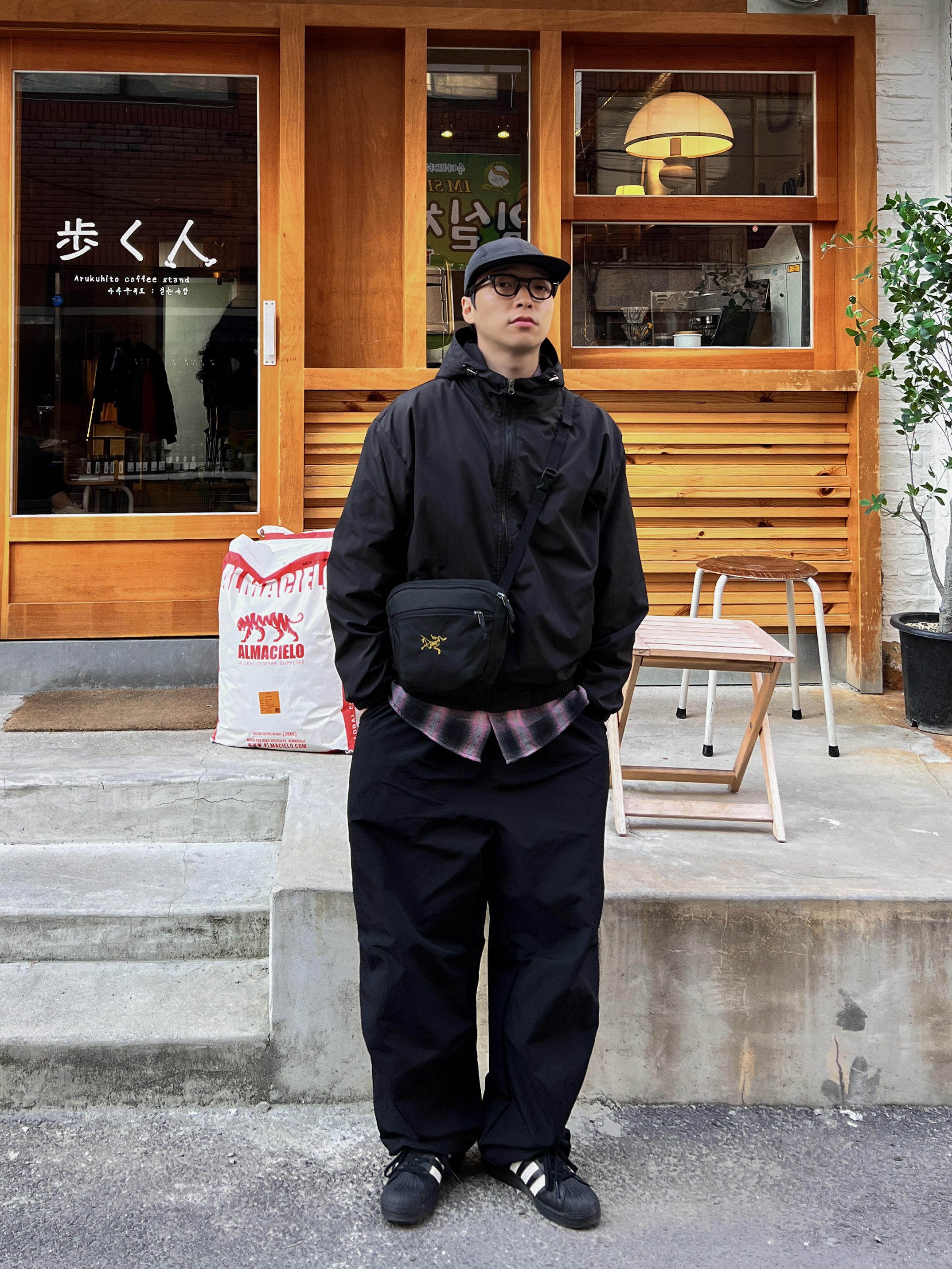 Arc'teryx Mantis 2 Waistpack 24K Black, Adidas Superstar Core Black White 착용 스타일 - 1