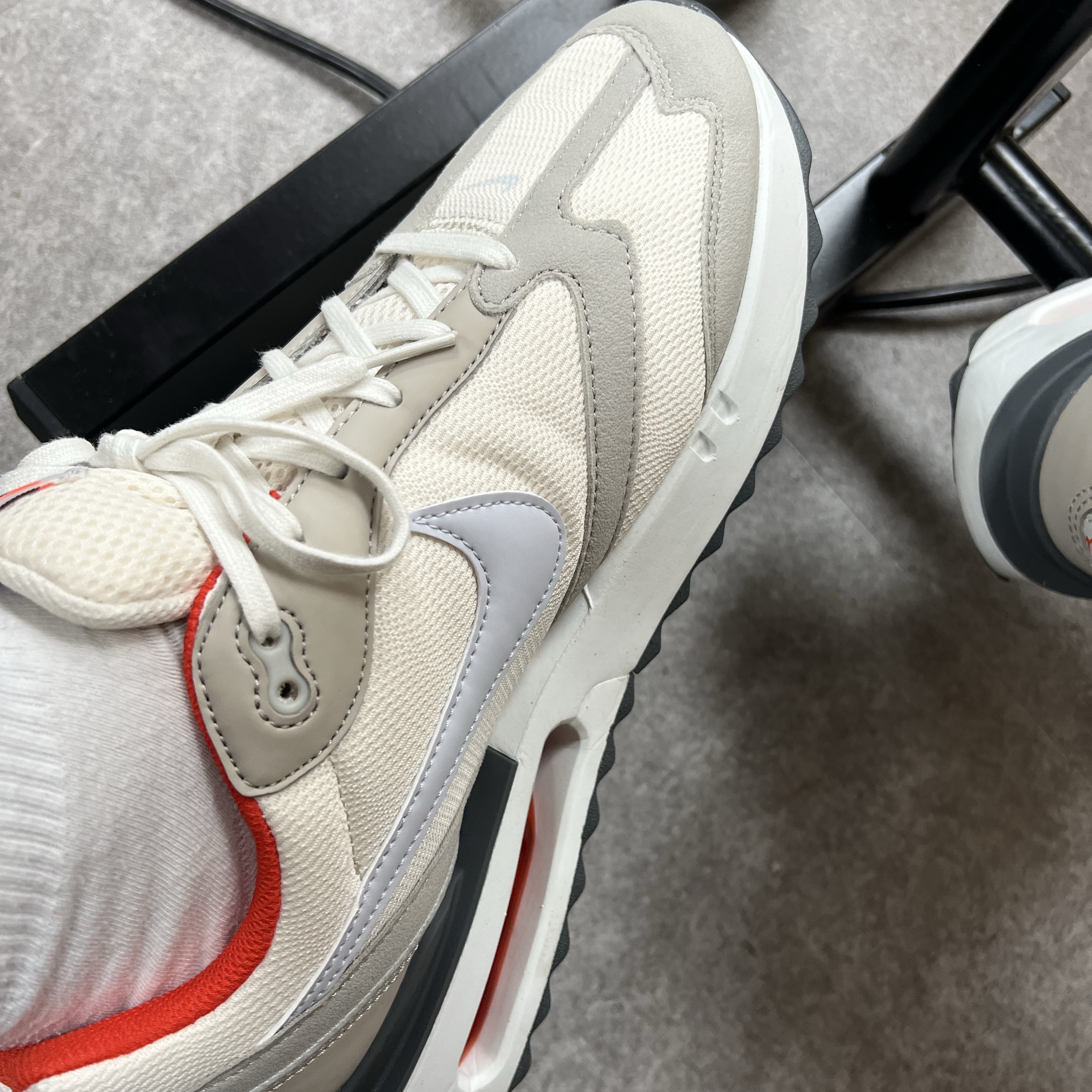 Nike Air Max Dawn Phantom Football Grey 착용 스타일
