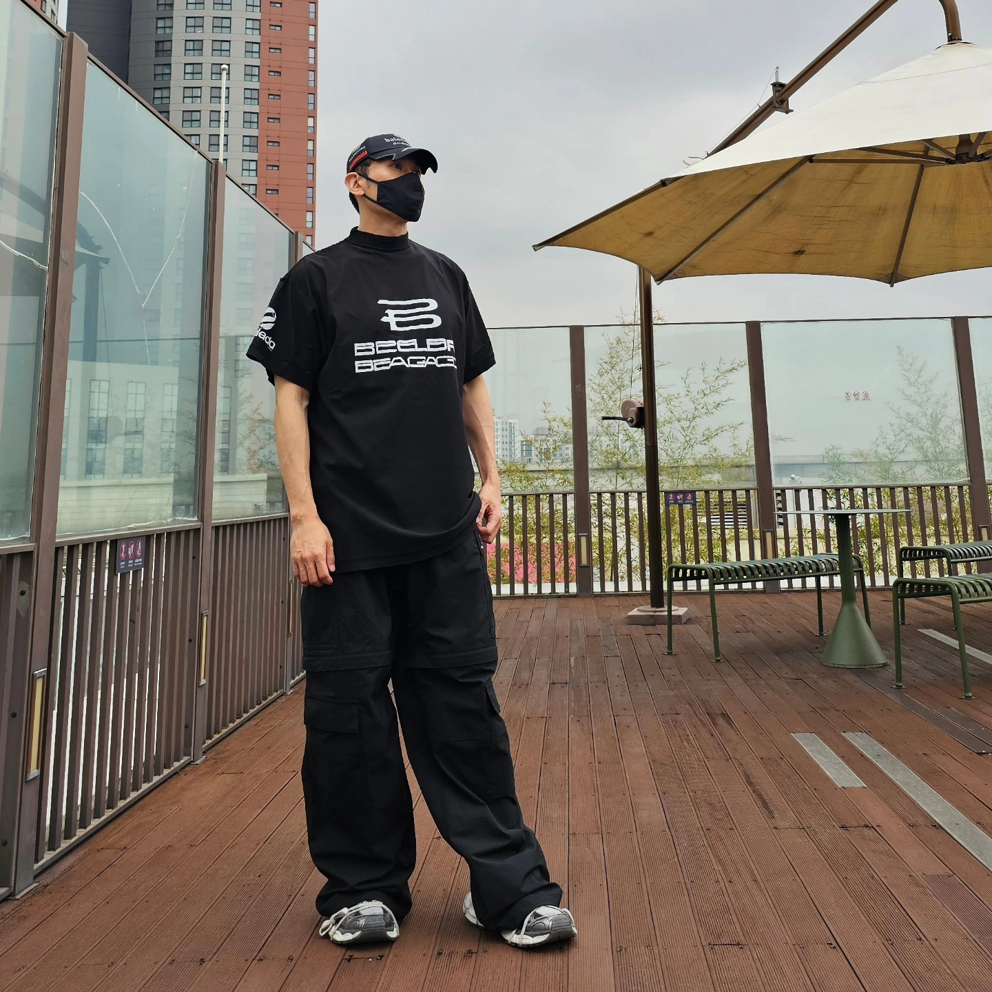 Balenciaga Unity Sports Icon Cargo Pants Black, Balenciaga Top League Cap White 착용 스타일 - 3