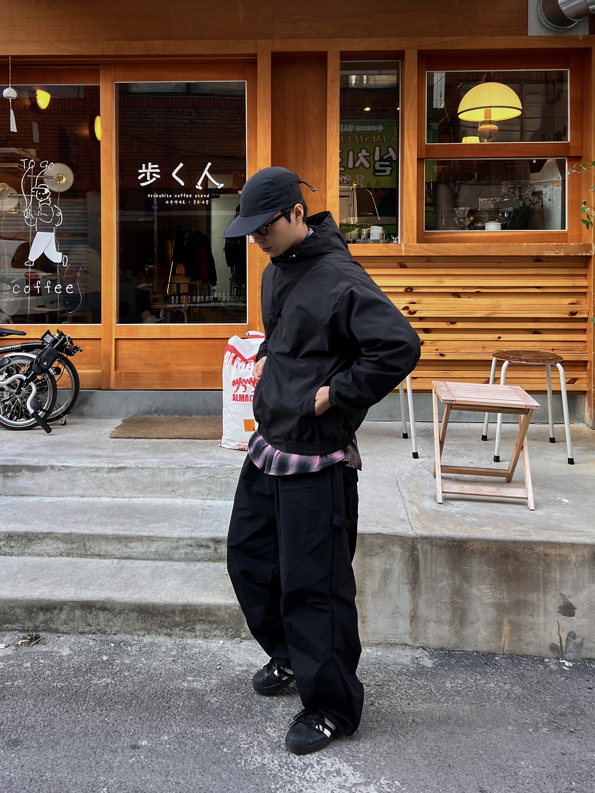 Arc'teryx Mantis 2 Waistpack 24K Black, Adidas Superstar Core Black White 착용 스타일 - 2