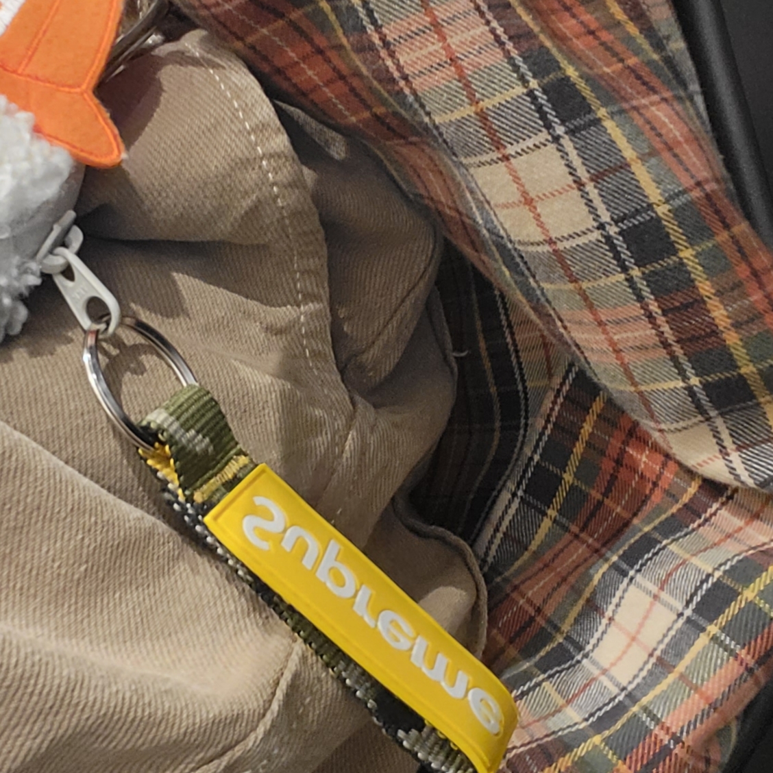Supreme Webbing Keychain Yellow Camo - 23SS 착용 스타일