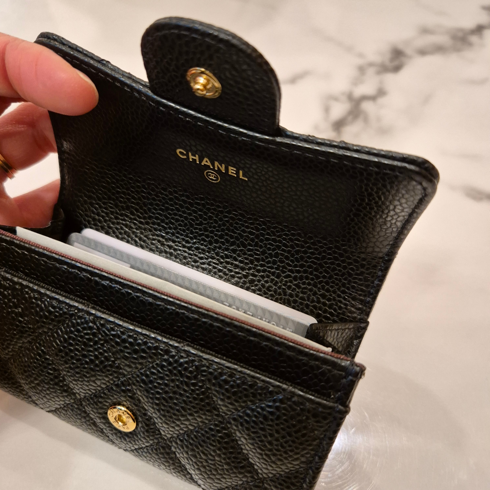 Chanel Classic Card Holder Grained Calfskin & Gold Black 착용 스타일 - 2