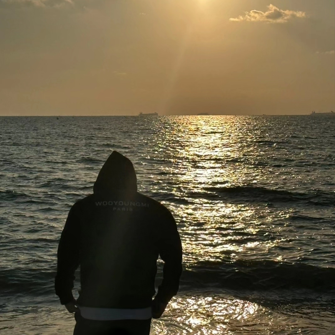 Wooyoungmi Cotton Back Logo Hooded Sweatshirt Black - 23SS 착용 스타일 - 1