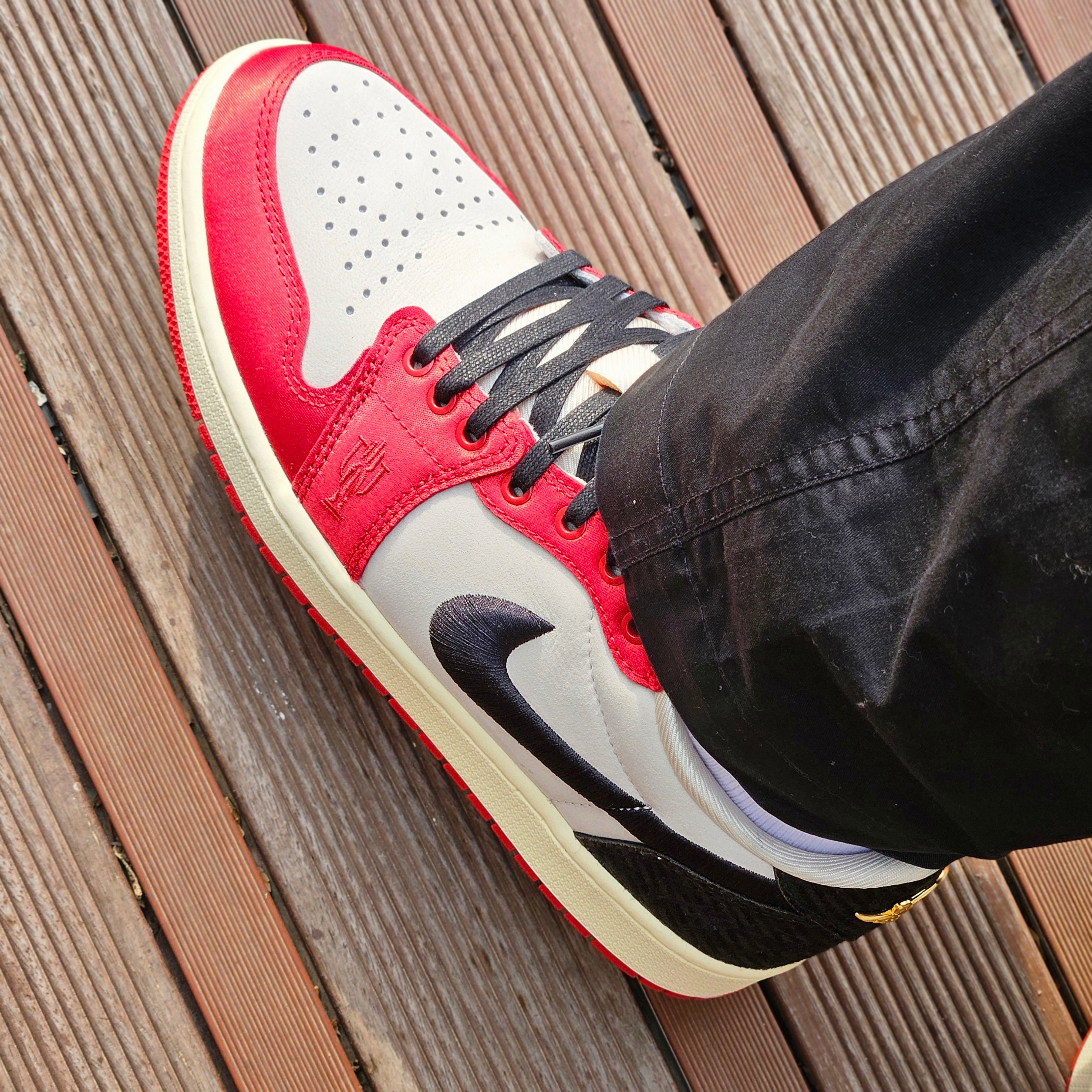 Jordan 1 x Trophy Room Retro Low OG SP Sail Varsity Red 착용 스타일 - 2