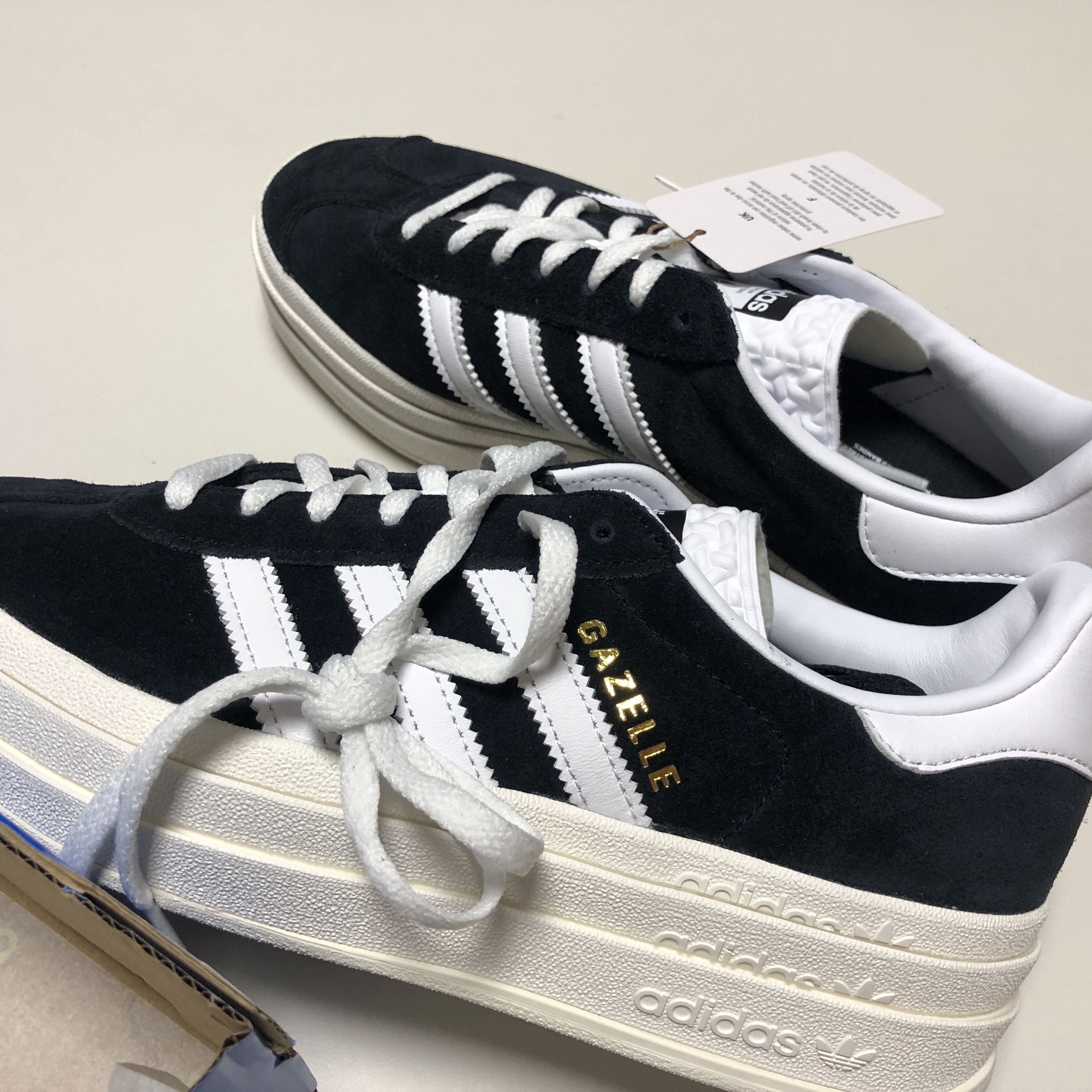 (W) Adidas Gazelle Bold Core Black Cloud White 착용 스타일