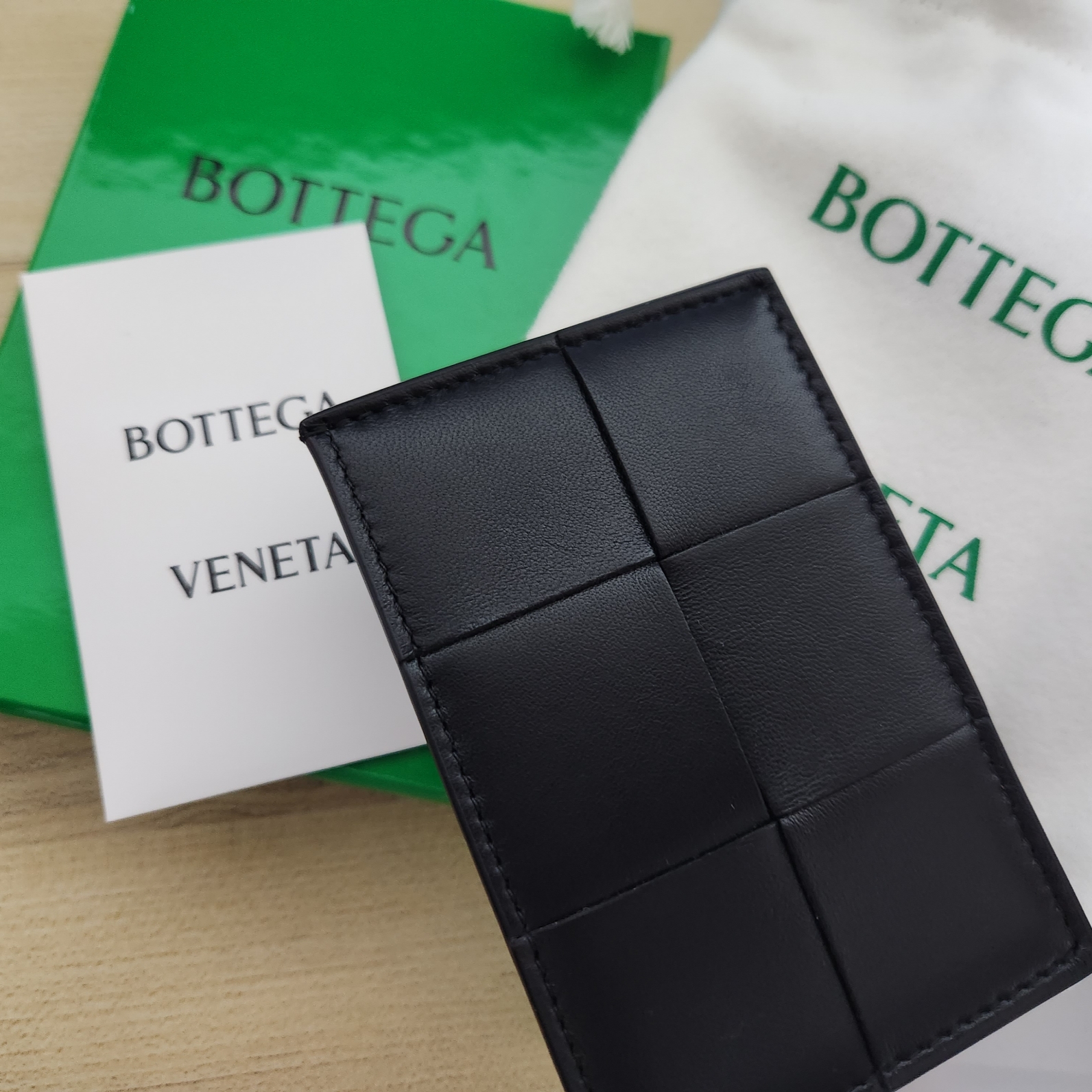 Bottega Veneta Credit Card Case Lambskin & Calfskin Black 착용 스타일
