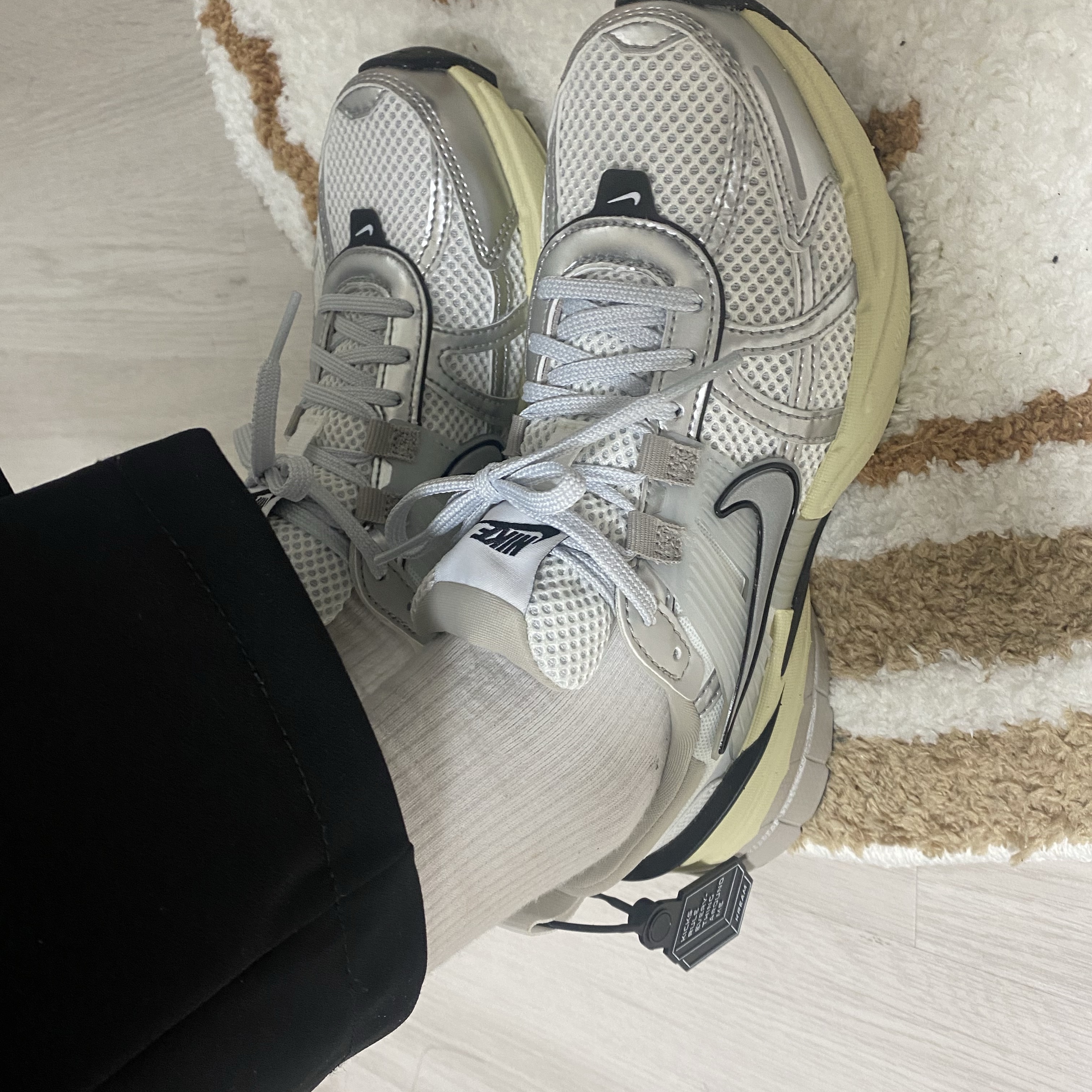 Nike V2K Run Summit White Metallic Silver 착용 스타일 - 1