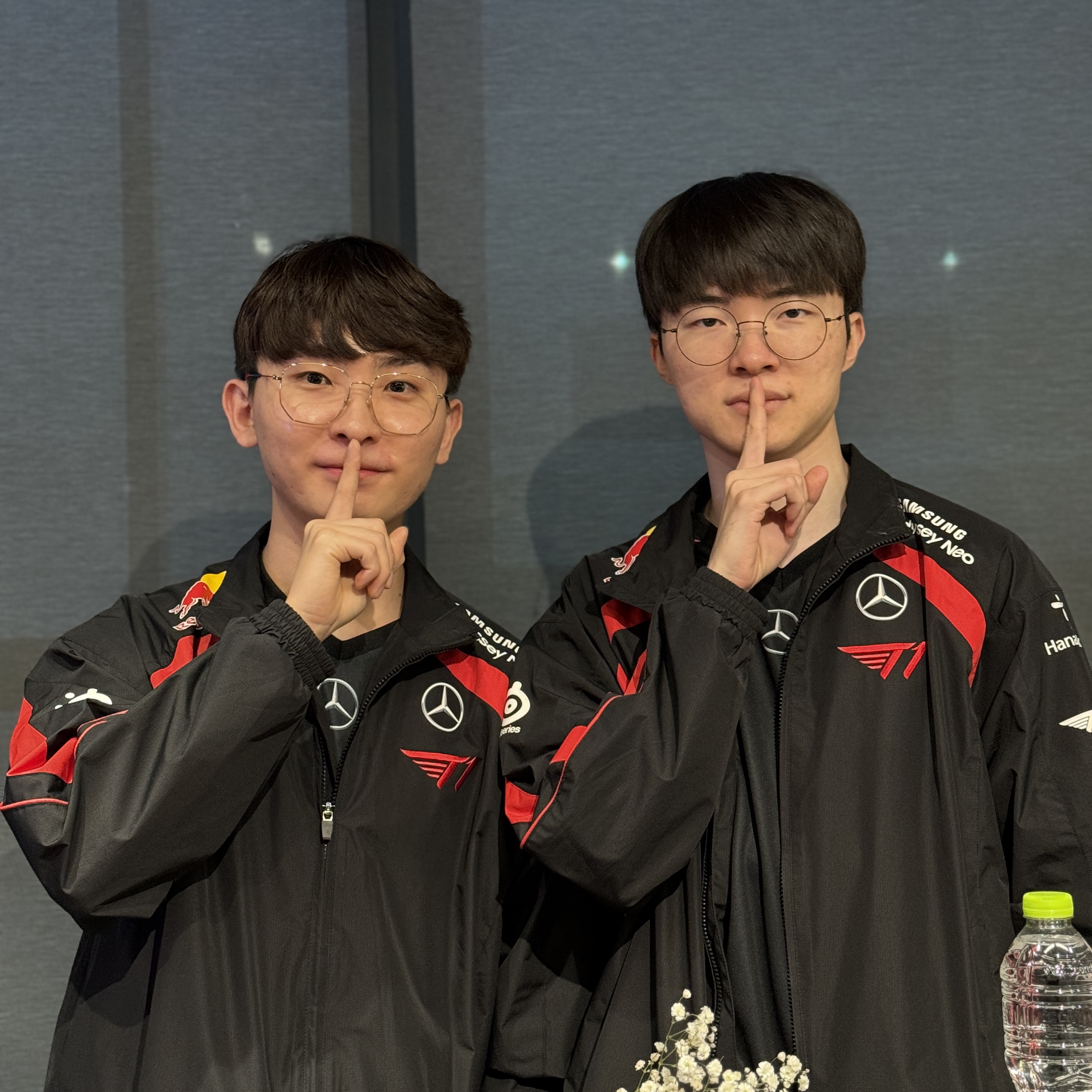 T1 2024 Spring LCK Uniform Jacket Black (Non Marking Ver.) 착용 스타일 - 1