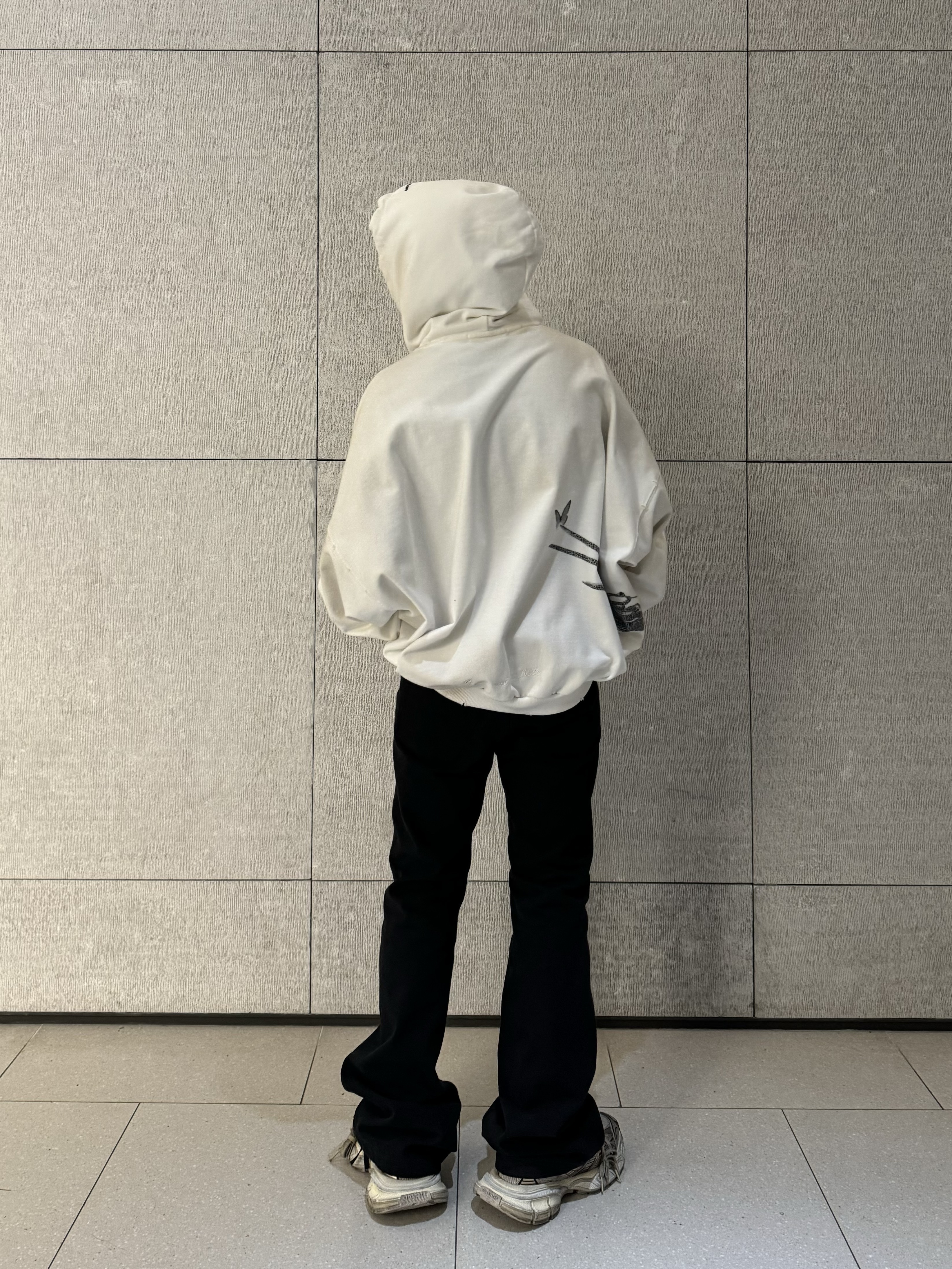 Nonnod Flared Pants Black, Project G/R x Atmos Etiquette Lesson Vintage Washed Hoodie White 착용 스타일 - 3