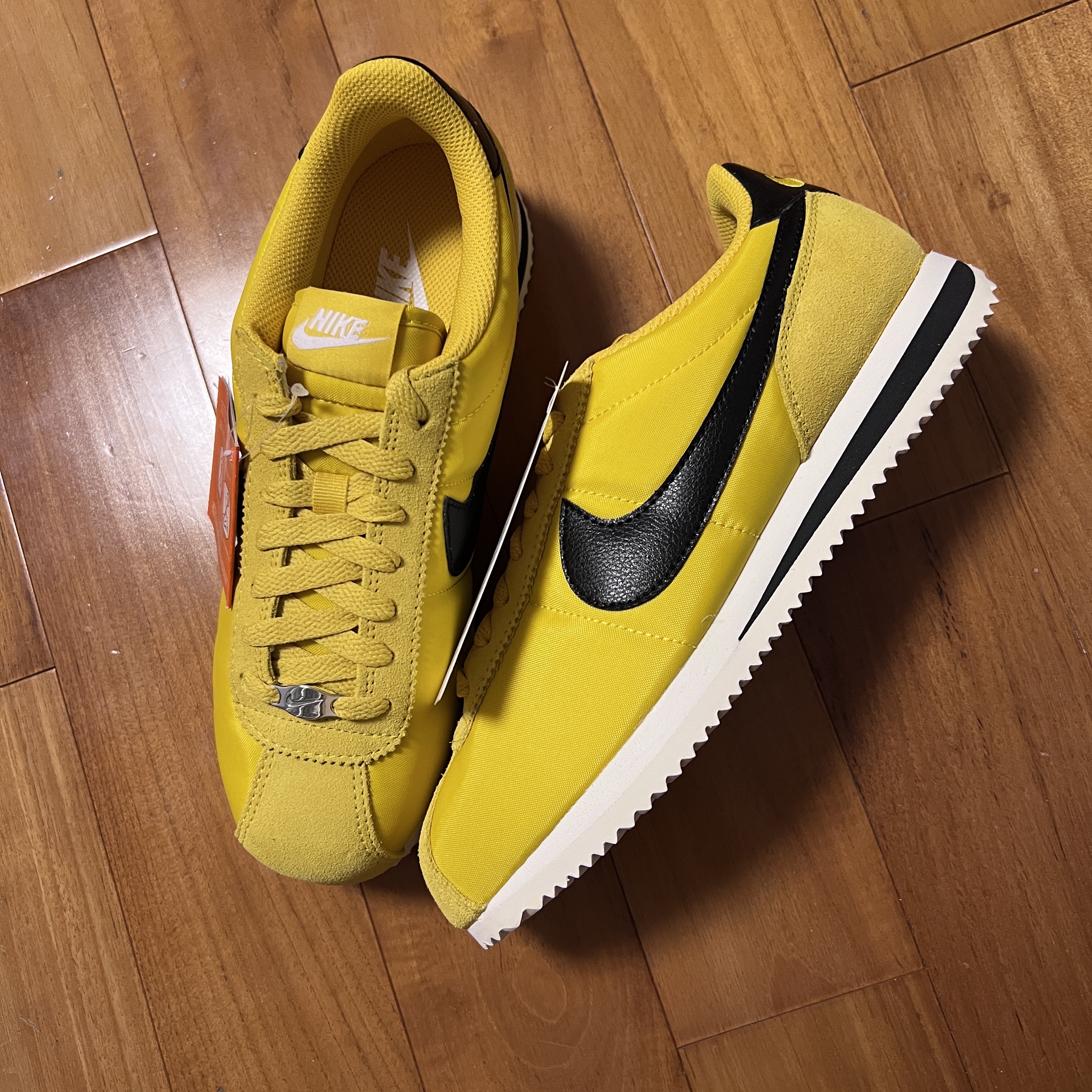 (W) Nike Cortez Vivid Sulfur 착용 스타일
