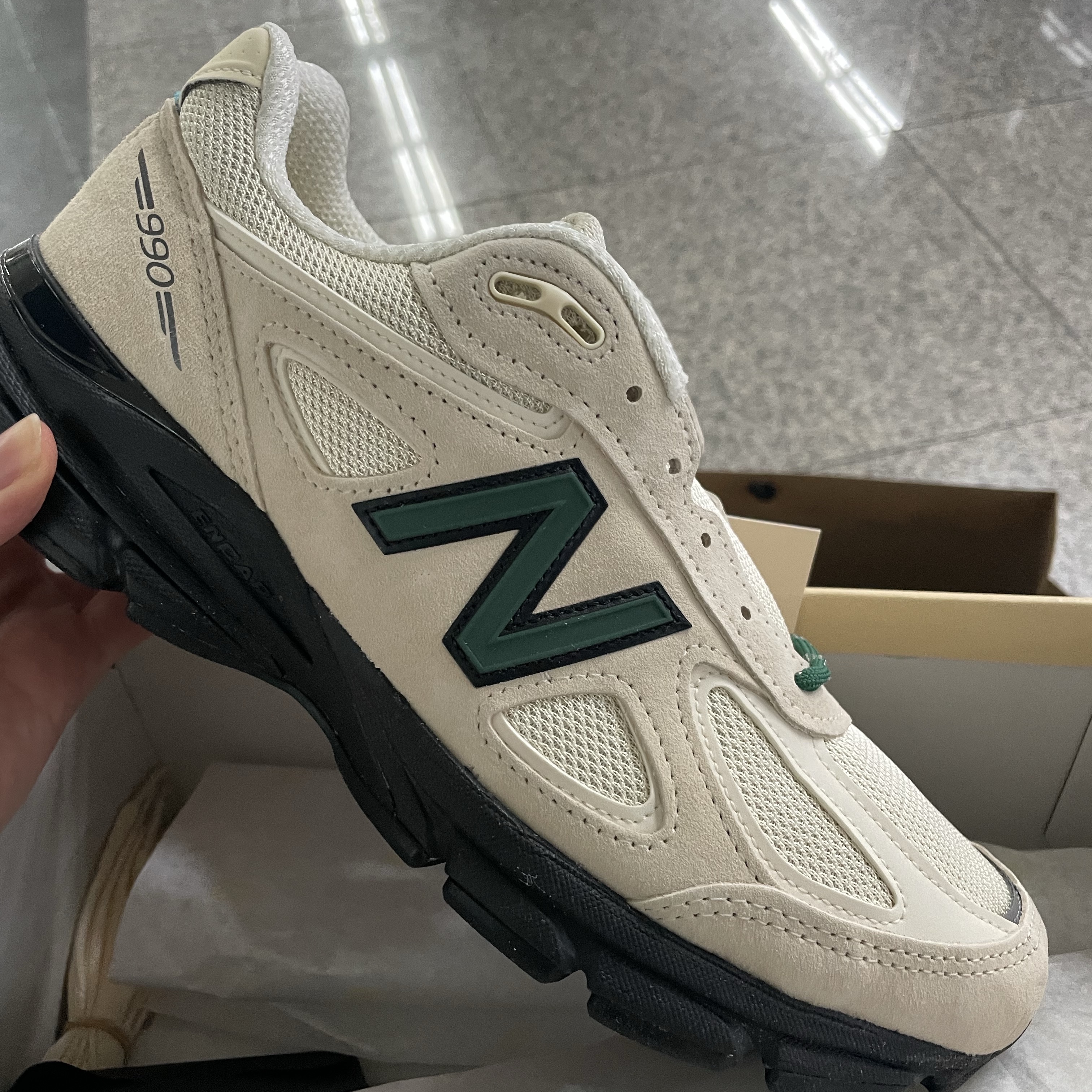 New Balance 990v4 Made in USA Macadamia Nut, New Balance 990v4 Made in USA Arctic Grey 착용 스타일 - 1