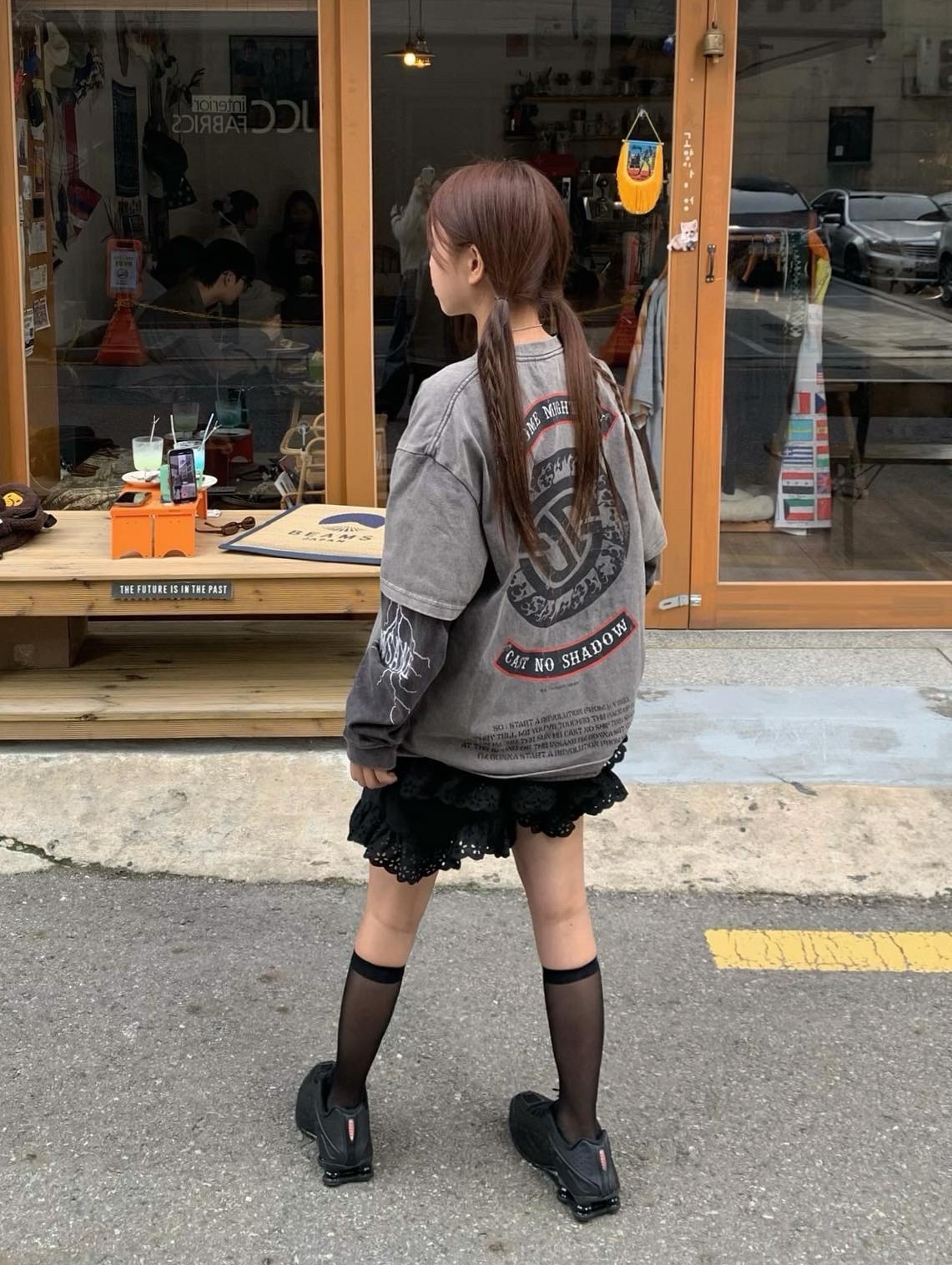 (W) Nike Shox R4 Black 착용 스타일 - 1