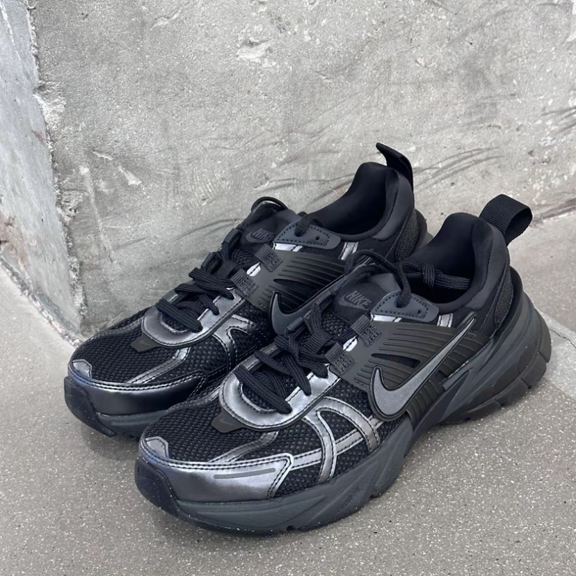Nike V2K Run Black Anthracite 착용 스타일