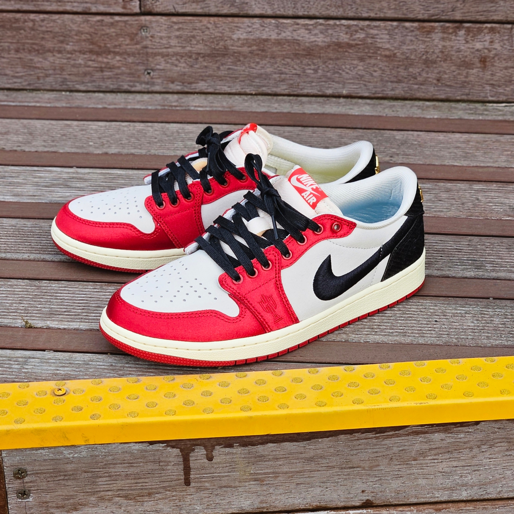 Jordan 1 x Trophy Room Retro Low OG SP Sail Varsity Red 착용 스타일 - 10