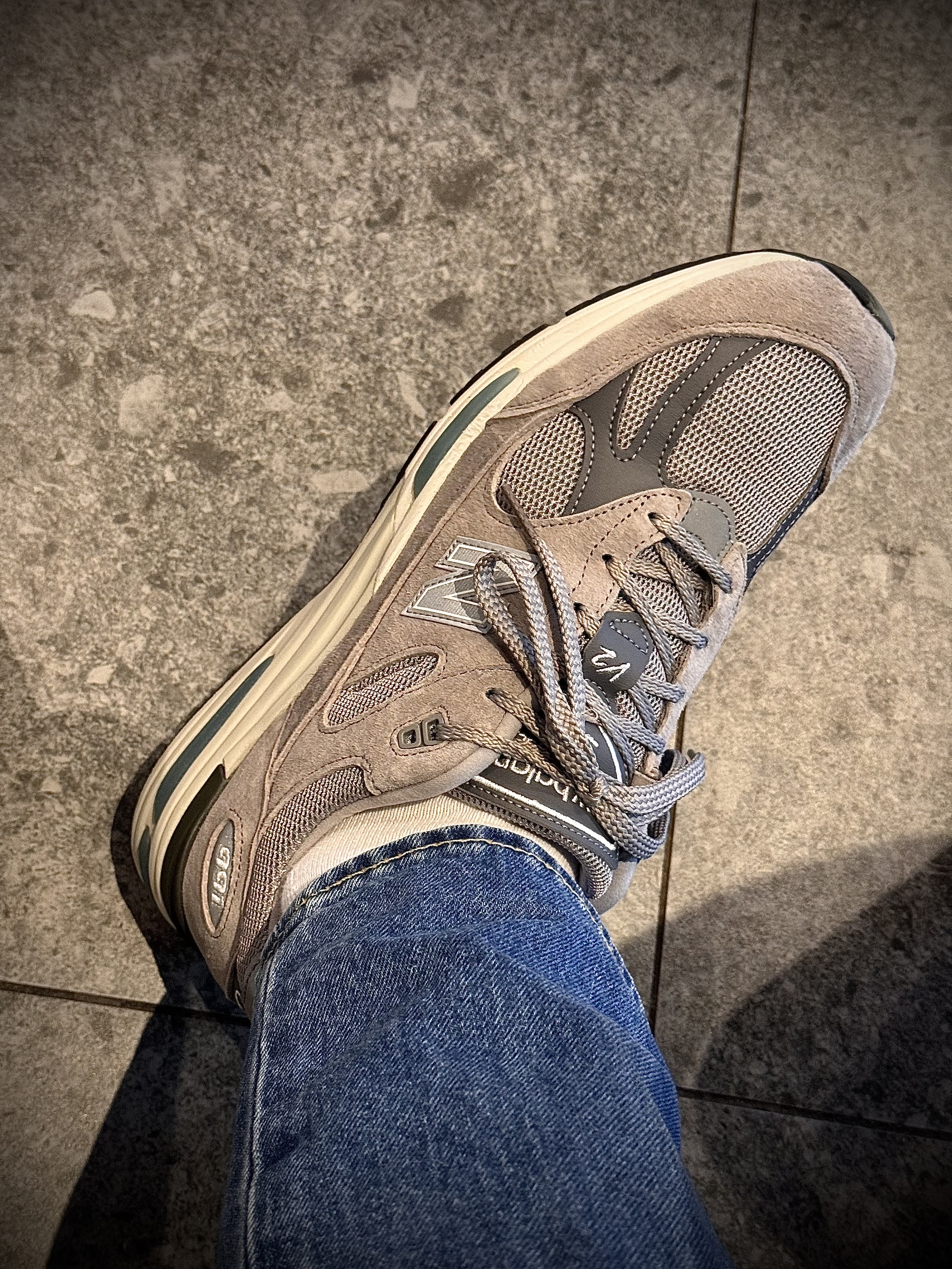 New Balance 991v2 Made in UK Rock Ridge Alloy Silver 착용 스타일