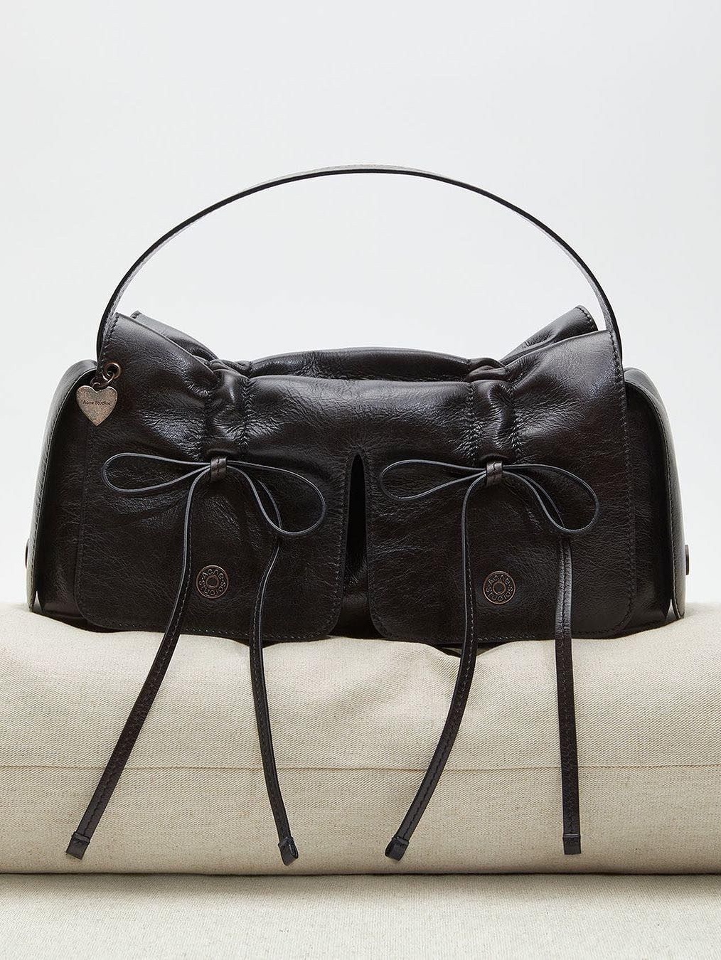 Acne Studios Multipocket Bag Dark Brown, Acne Studios Multipocket Bag Black Beige 착용 스타일 - 4