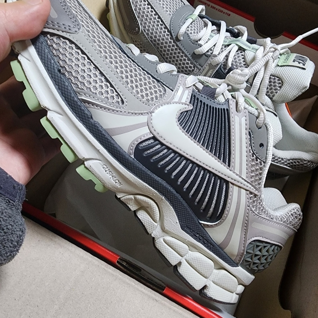 (W) Nike Zoom Vomero 5 Cobblestone and Flat Pewter 착용 스타일
