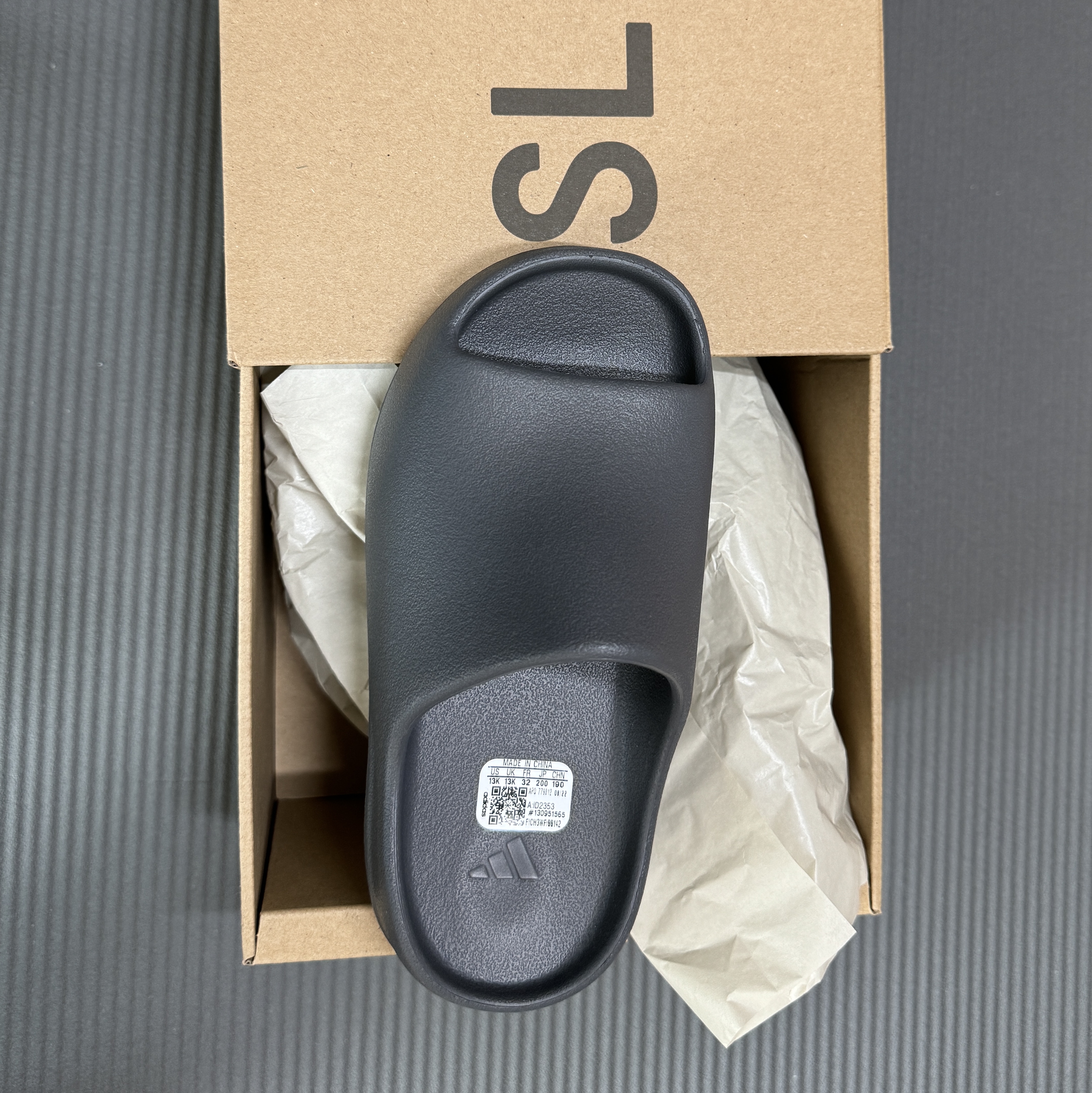 (Kids) Adidas Yeezy Slide Slate Grey 착용 스타일