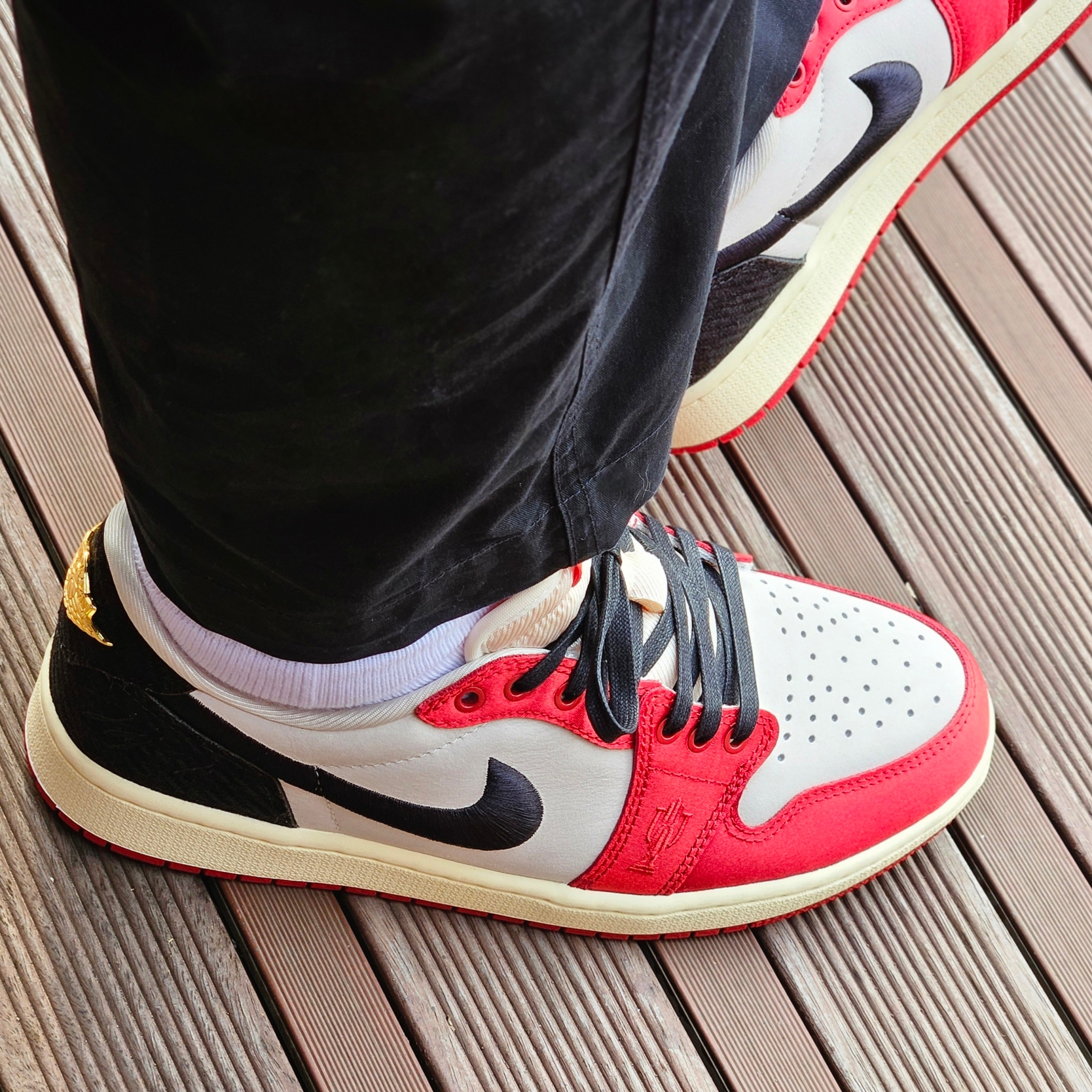 Jordan 1 x Trophy Room Retro Low OG SP Sail Varsity Red 착용 스타일 - 1
