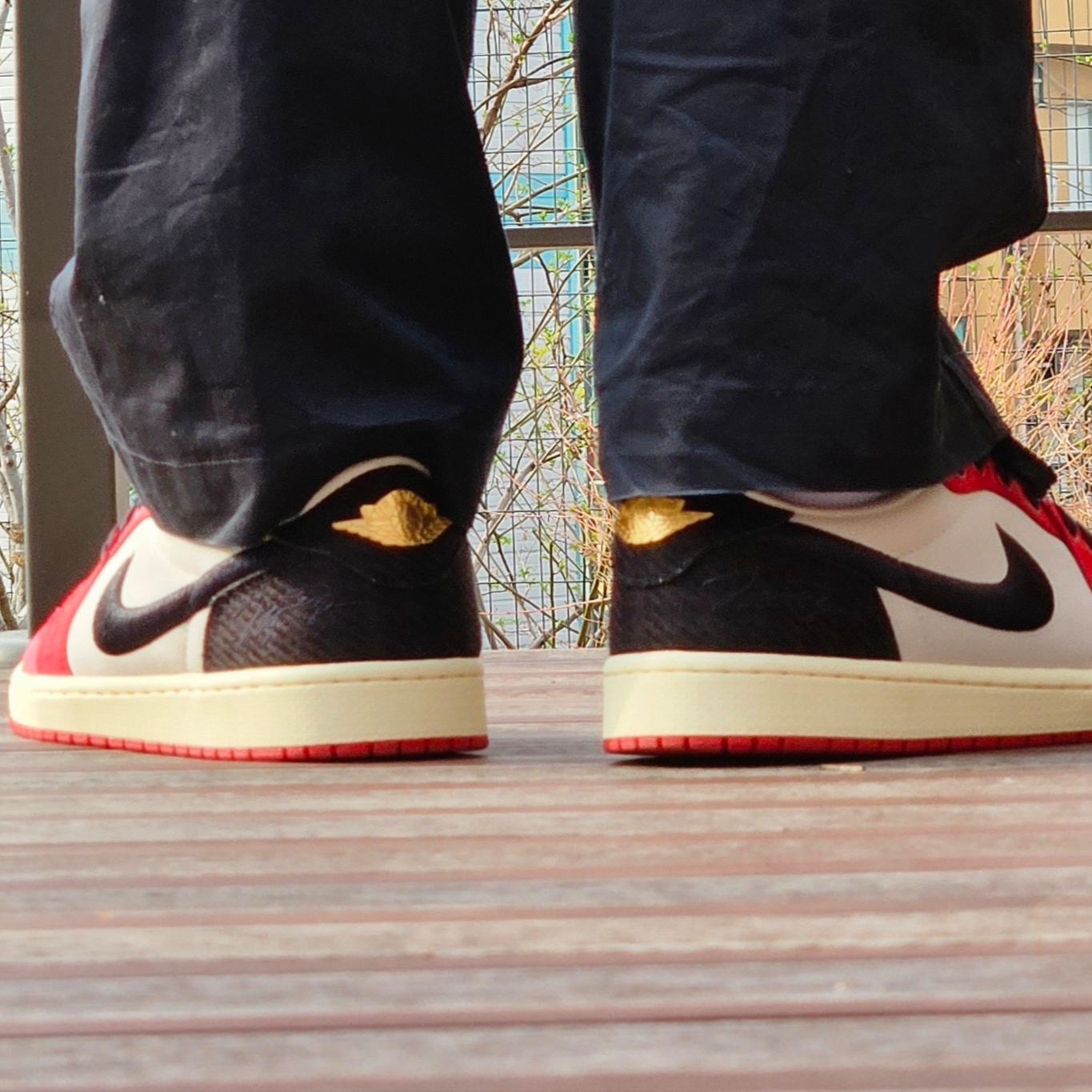 Jordan 1 x Trophy Room Retro Low OG SP Sail Varsity Red 착용 스타일 - 6