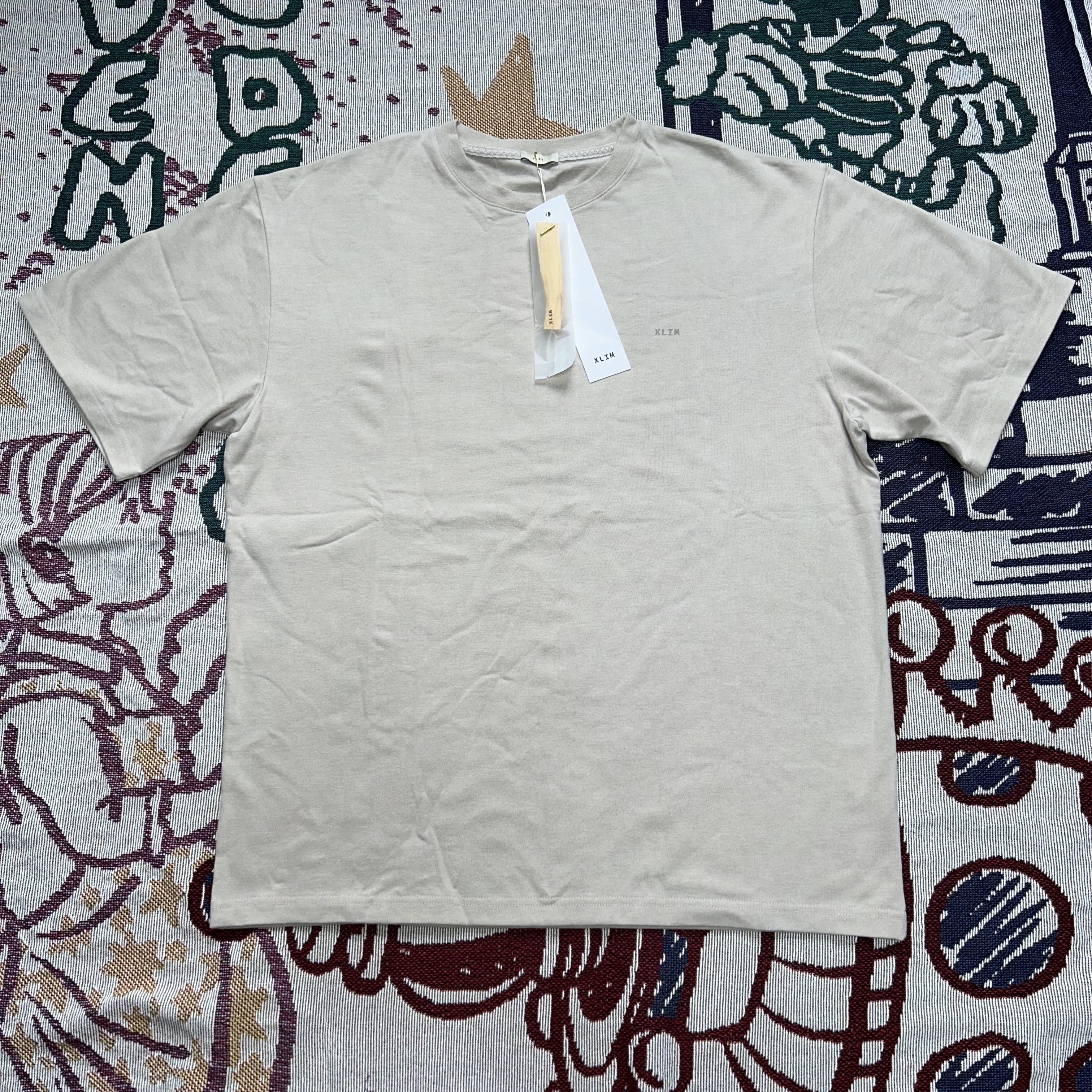 Xlim Ep.4 01 T-Shirt Beige 착용 스타일 - 2