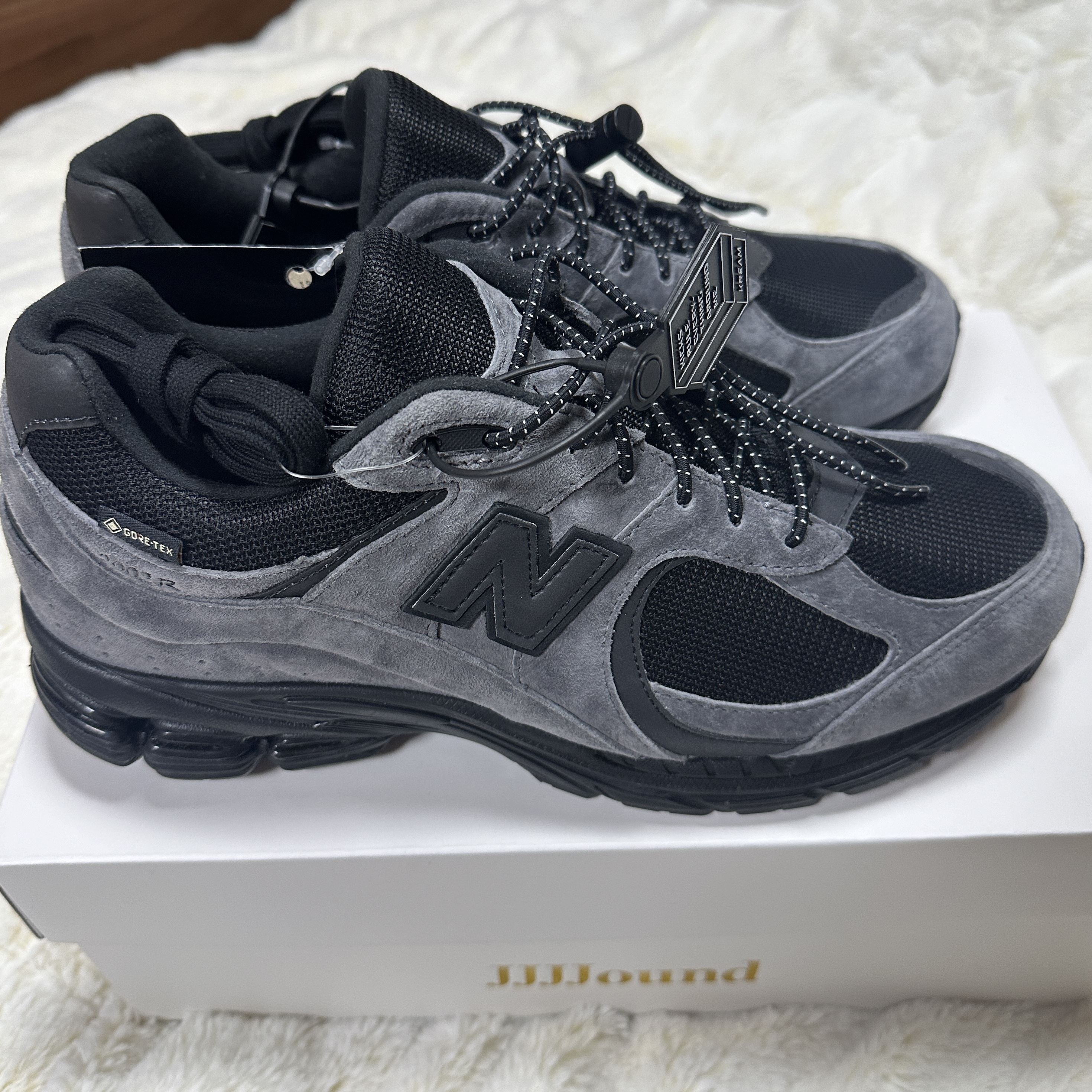 New Balance x JJJJound 2002R Gore-Tex Charcoal 착용 스타일