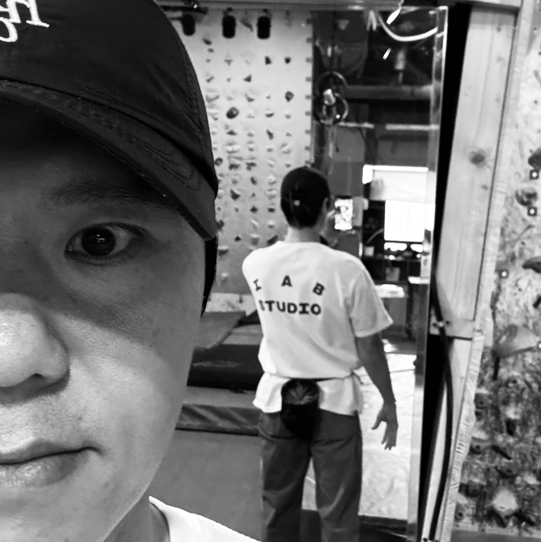 IAB Studio 10th Anniversary T-Shirts Pack White & Black (2 Pack) 착용 스타일