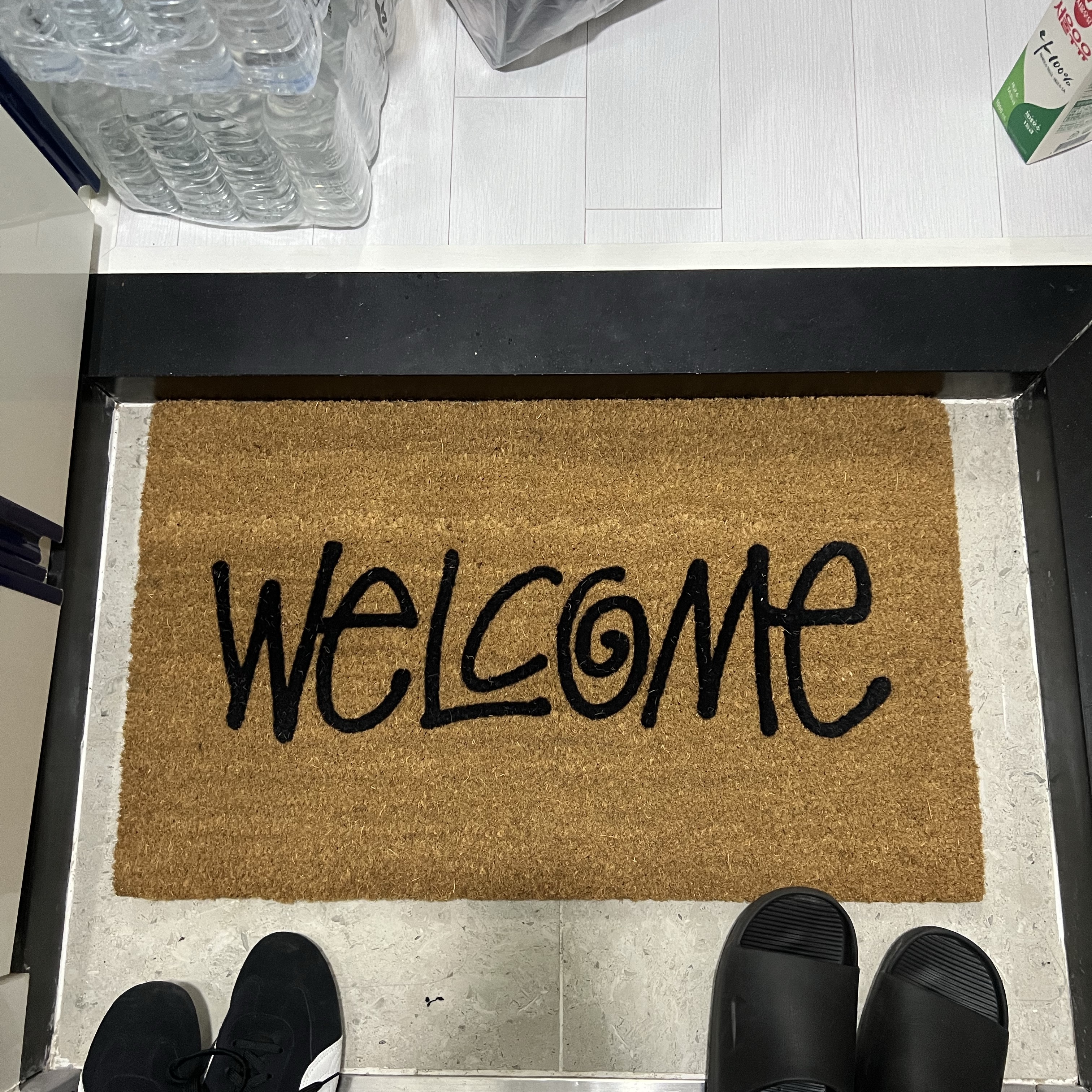 Stussy Welcome Mat Cocoa 착용 스타일