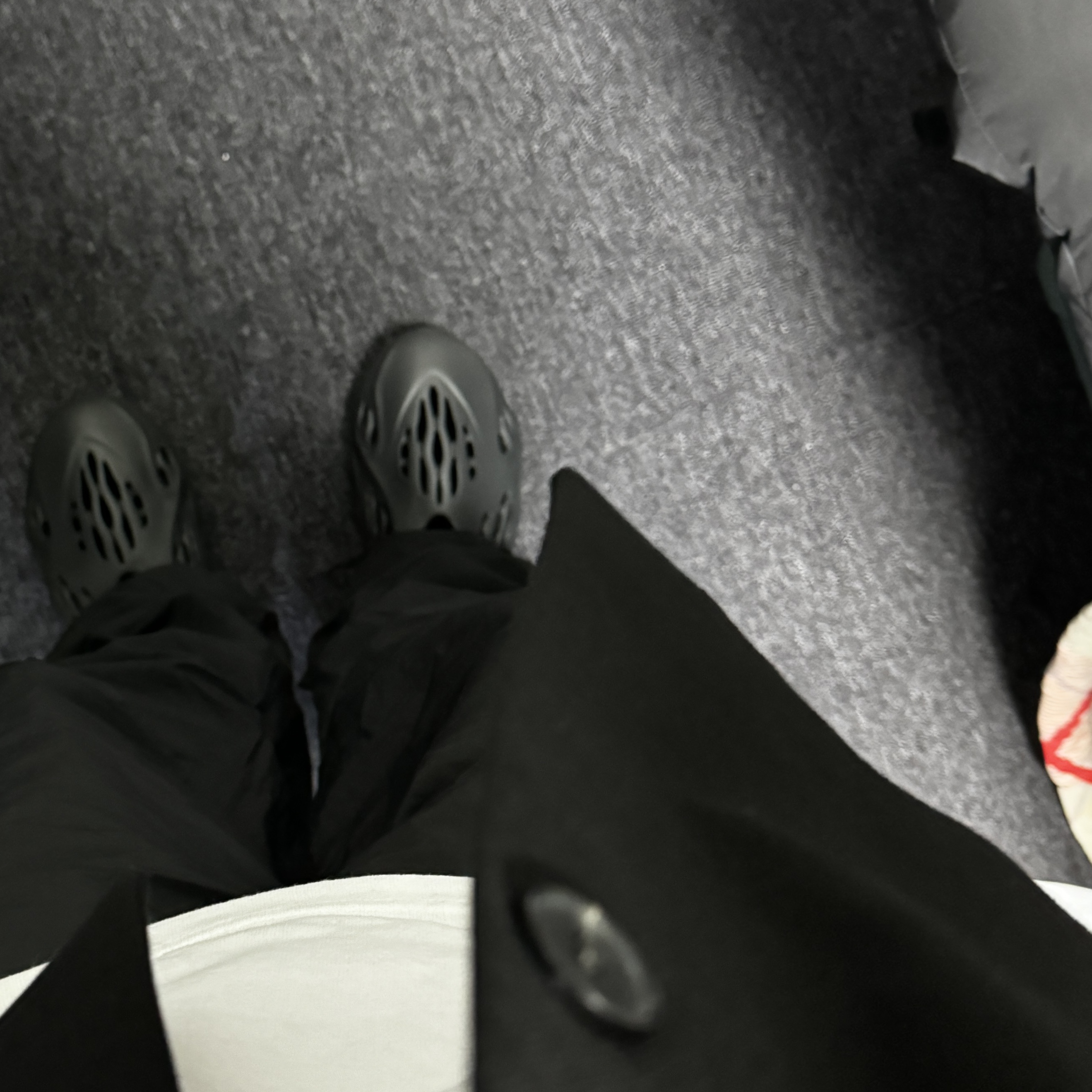 Adidas Yeezy Foam RNNR Onyx 착용 스타일 - 2