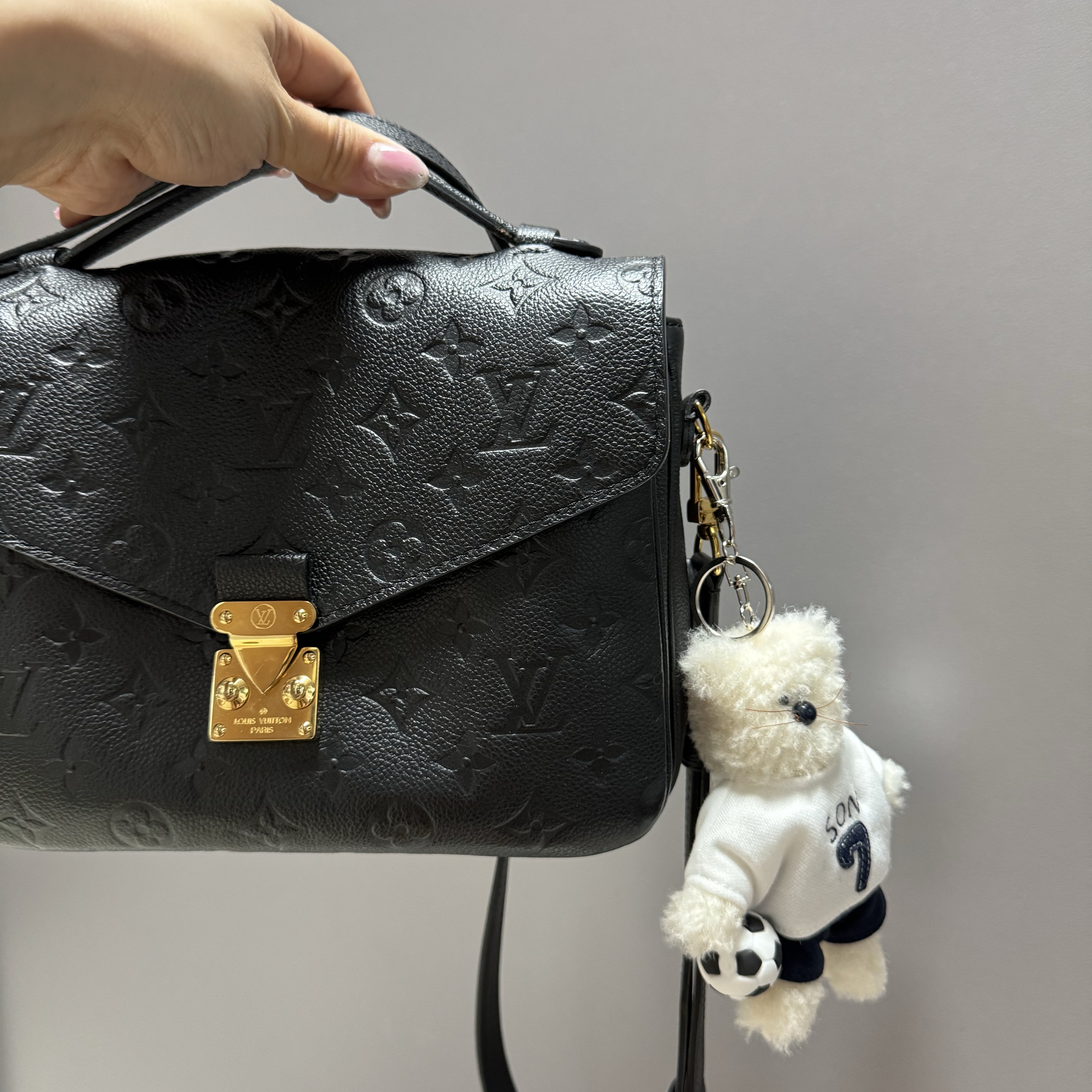 [예약 배송] NOS7 x Monamhee SON.hee Cream, Louis Vuitton Pochette Metis Monogram Empreinte Black 착용 스타일