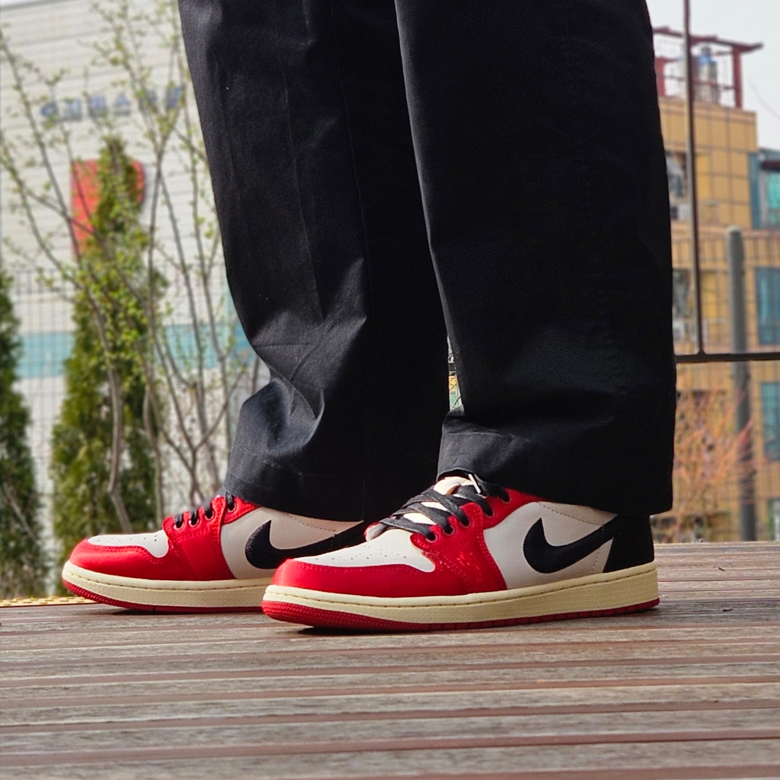 Jordan 1 x Trophy Room Retro Low OG SP Sail Varsity Red 착용 스타일 - 7