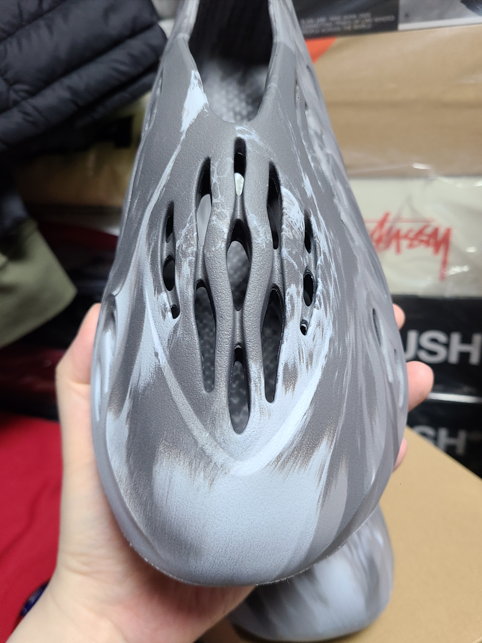 Adidas Yeezy Foam RNNR MX Granite 착용 스타일 - 1