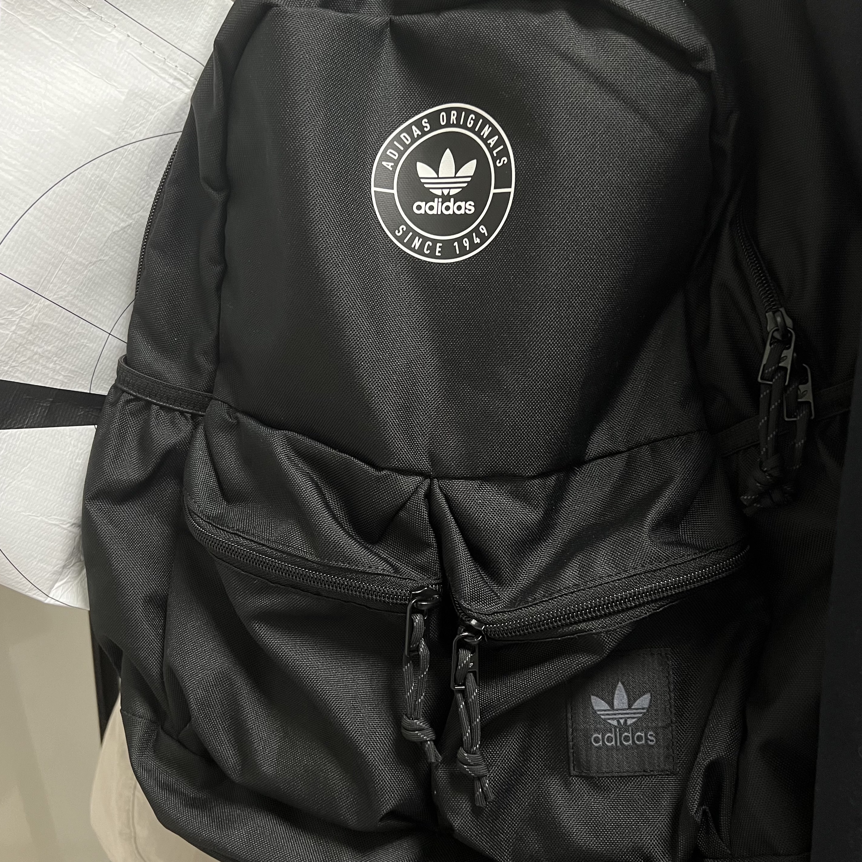 Adidas Trefoil 3.0 Backpack Black White 착용 스타일