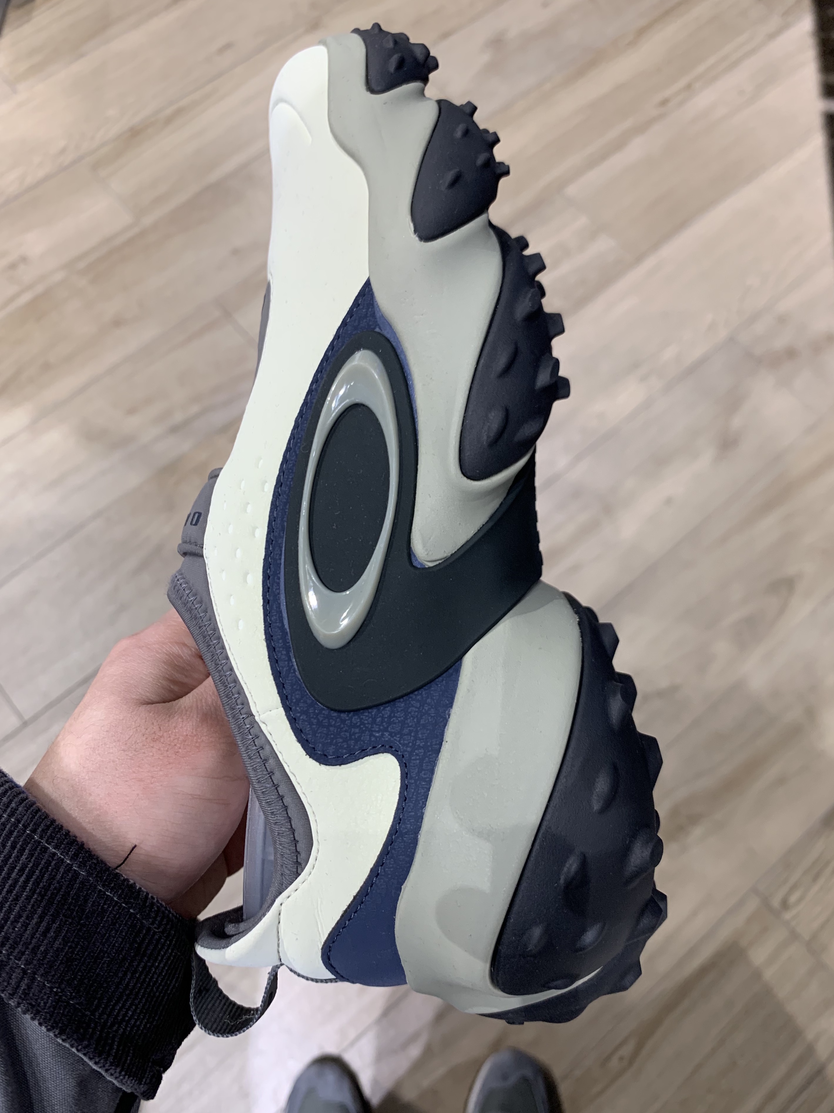Oakley Edge Icon Cream Navy 착용 스타일